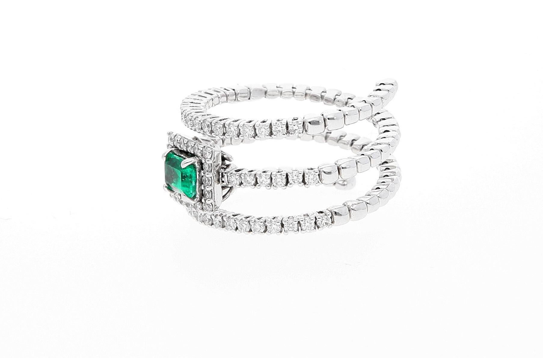 18 Karat White Gold Extendable Ring with Diamonds and Emerald In New Condition In Rome, IT