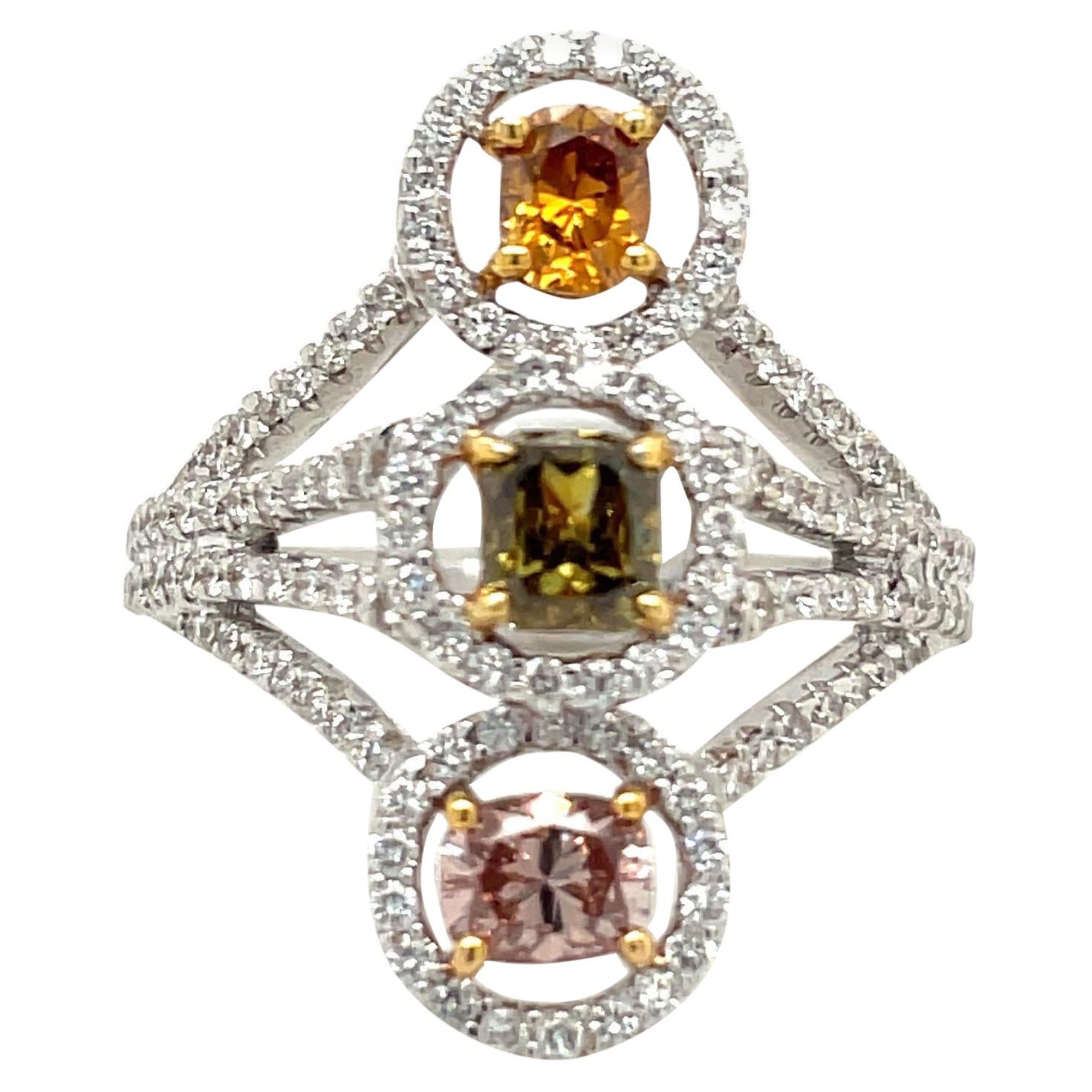 Or blanc 18 carats de couleur fantaisie 1,02 carat Bague à diamants orange, vert et rose en vente