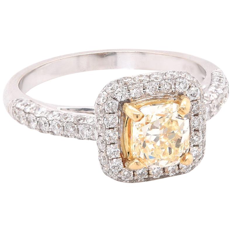 Bague de fiançailles en or blanc 18 carats avec diamant jaune fantaisie en vente