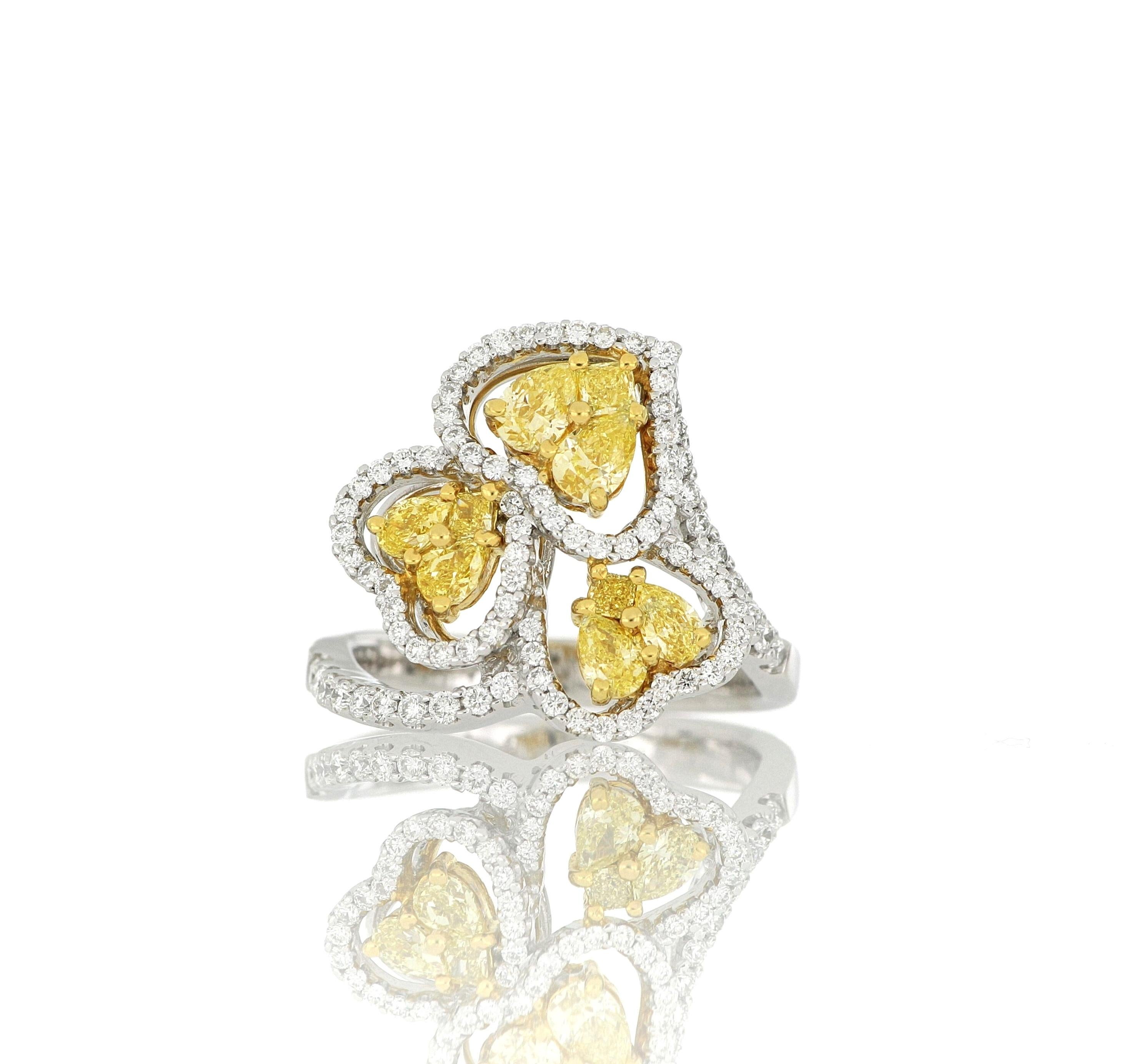 Bague en diamant jaune naturel, sertie de diamants de couleur jaune clair à jaune intense pesant environ 0,86 carats en 3 grappes en forme de cœur, entourés de diamants blancs de taille brillant pesant environ 0,90 carats, montée en or blanc 18