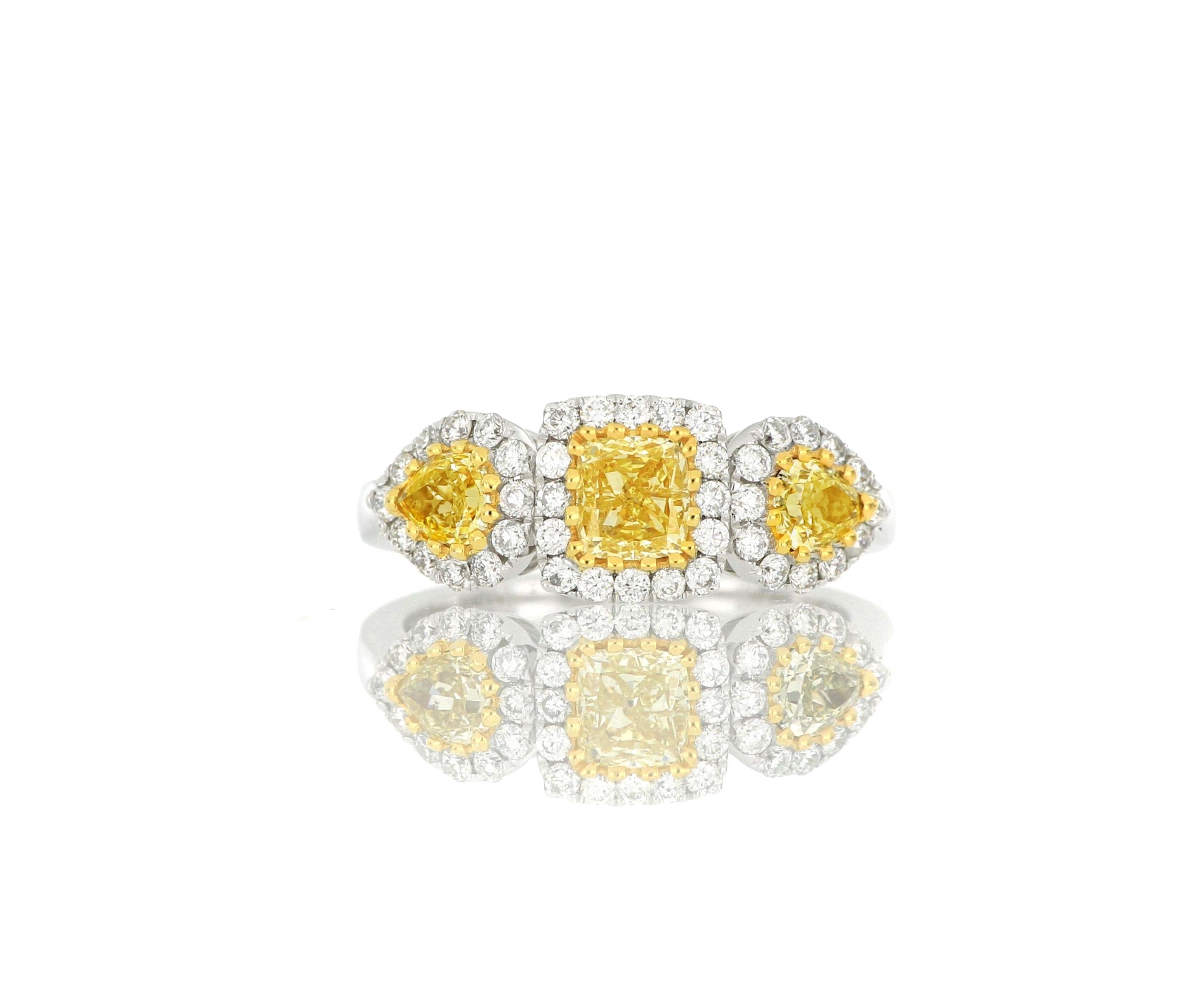 Contemporain Bague à la mode en or blanc 18 carats avec diamant jaune fantaisie en vente