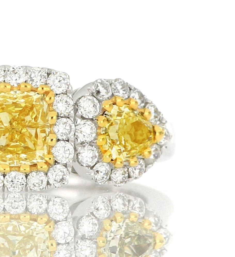 Un naturel  bague en diamant jaune, sertie de trois pièces de diamant jaune brillant de fantaisie pesant environ 1,04 carats, chaque pièce étant entourée de diamants taille brillant pesant environ 0,46 carats, montée en or blanc 18 carats.
A  belle