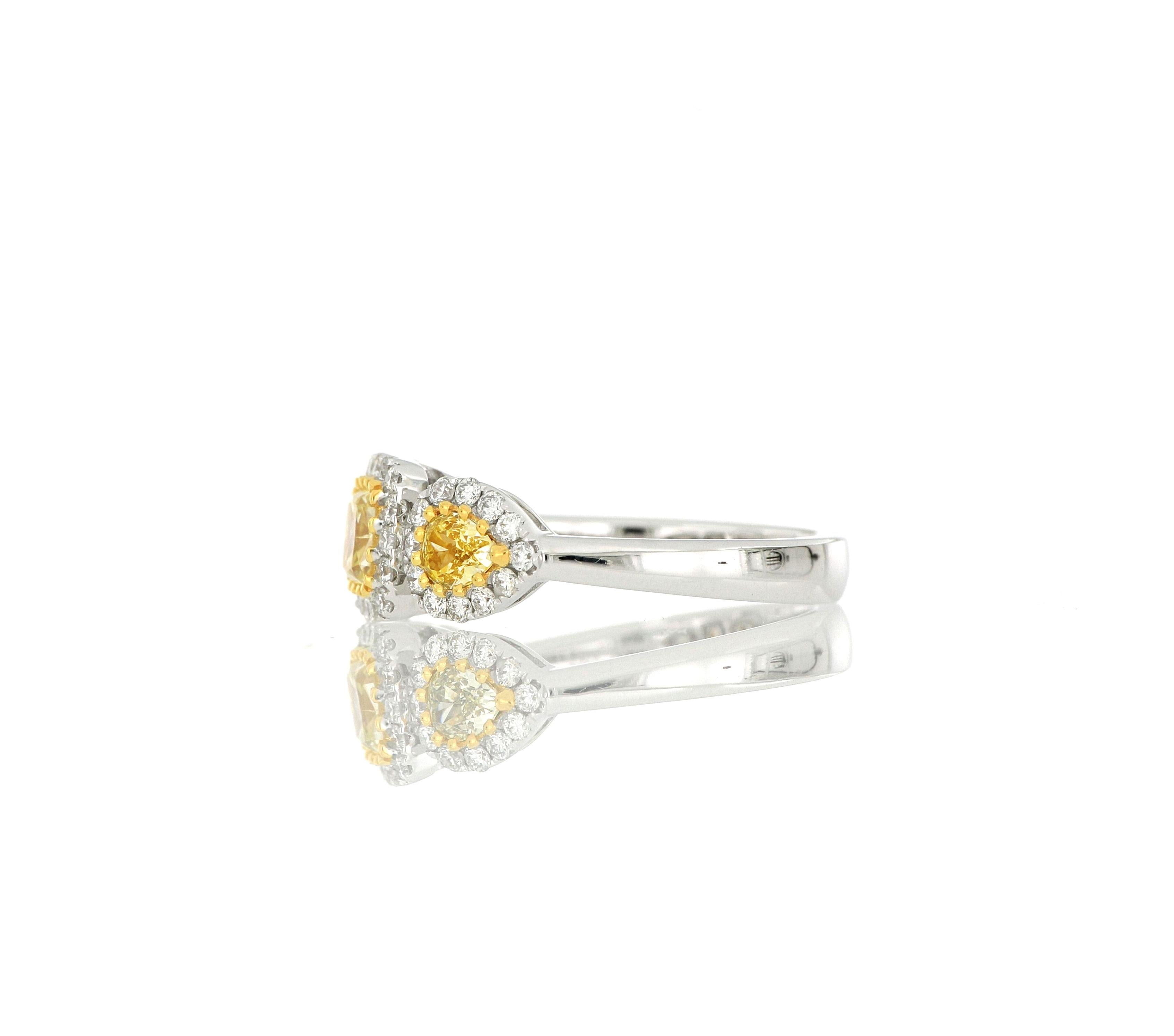 Taille brillant Bague à la mode en or blanc 18 carats avec diamant jaune fantaisie en vente