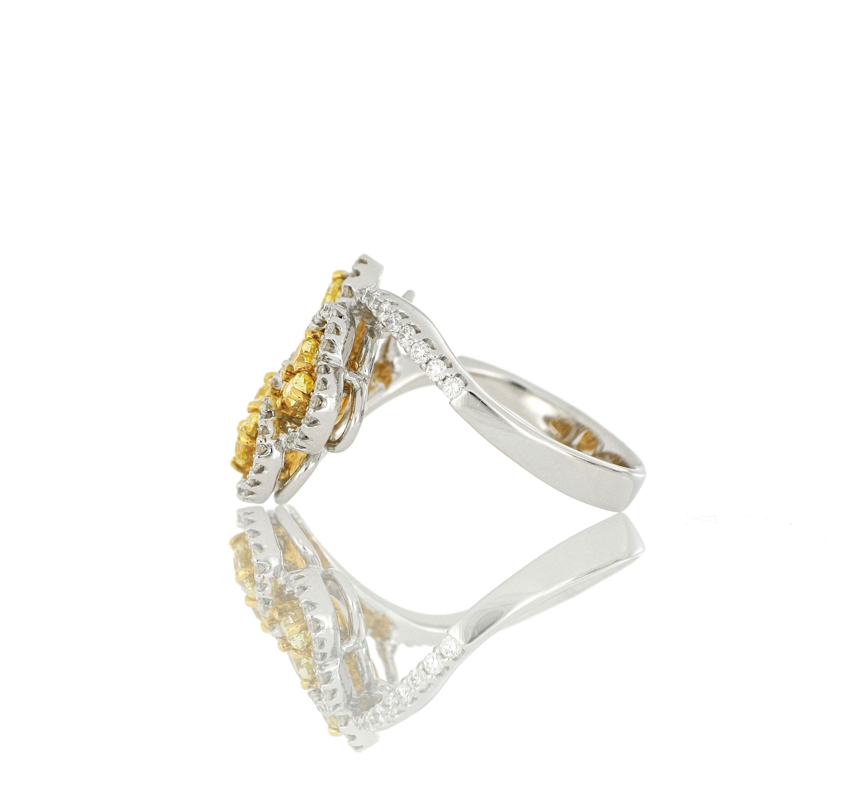 Taille brillant Bague fantaisie en or blanc 18 carats avec diamant jaune fantaisie en vente