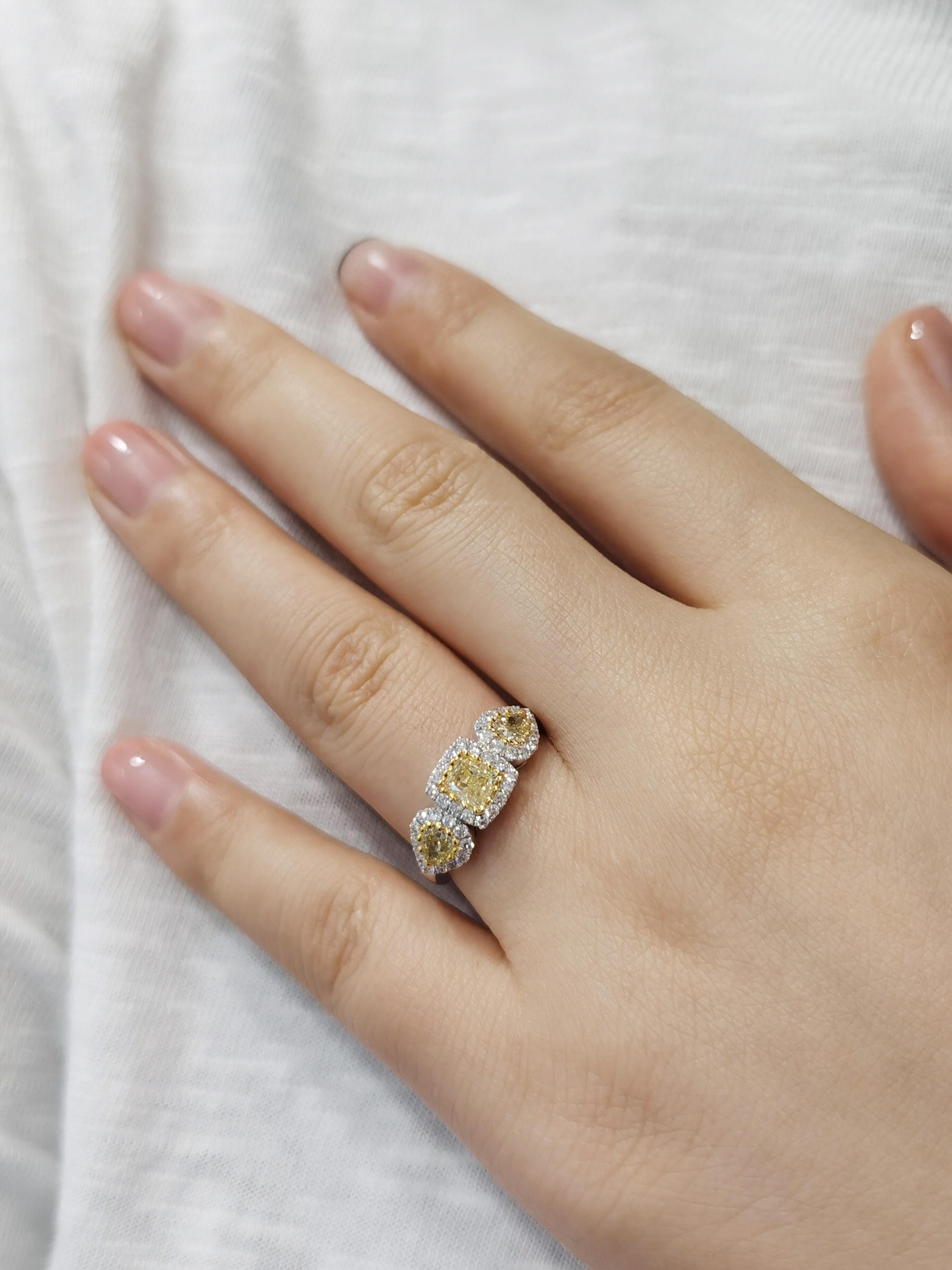 18 Karat White Gold Fancy Yellow Diamond Fashion Ring In New Condition For Sale In Macau, MO