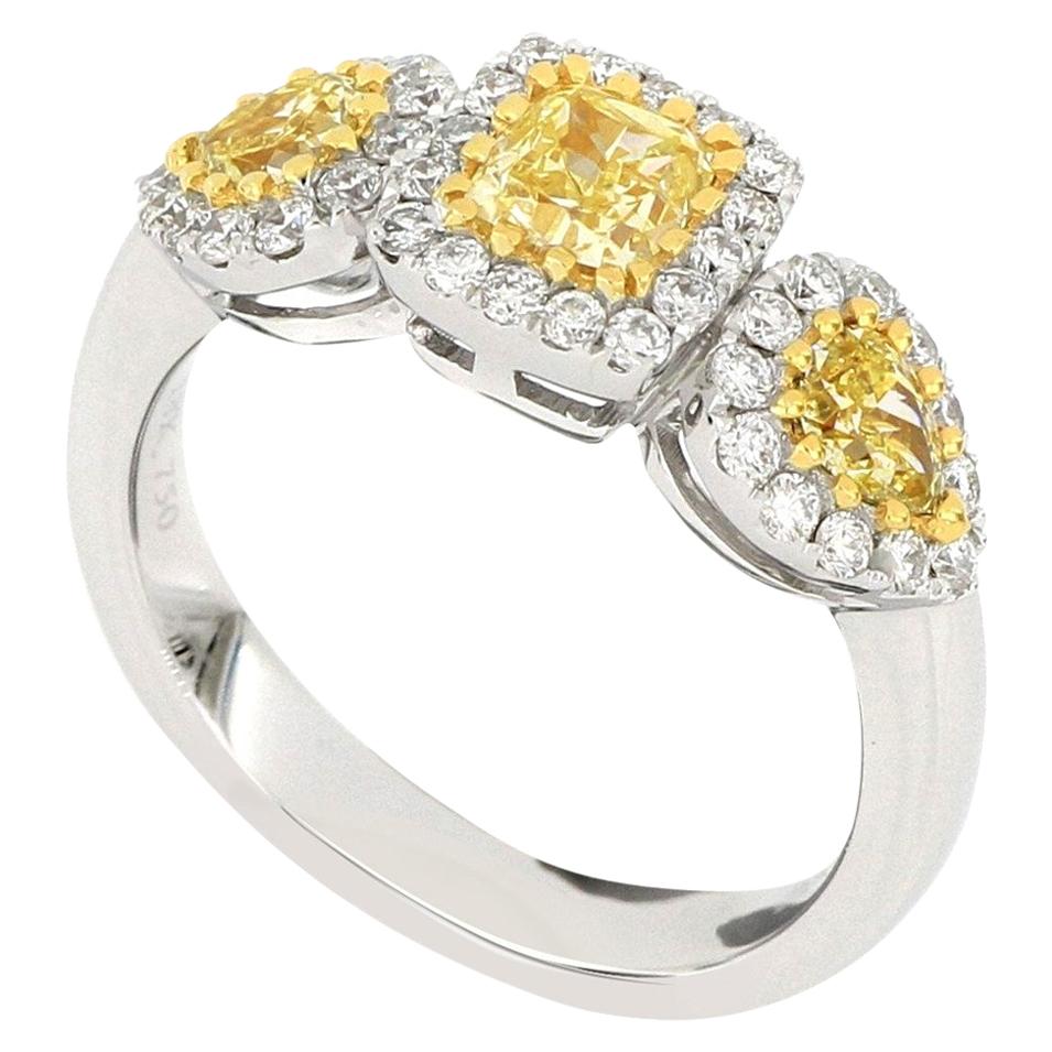 Bague à la mode en or blanc 18 carats avec diamant jaune fantaisie en vente