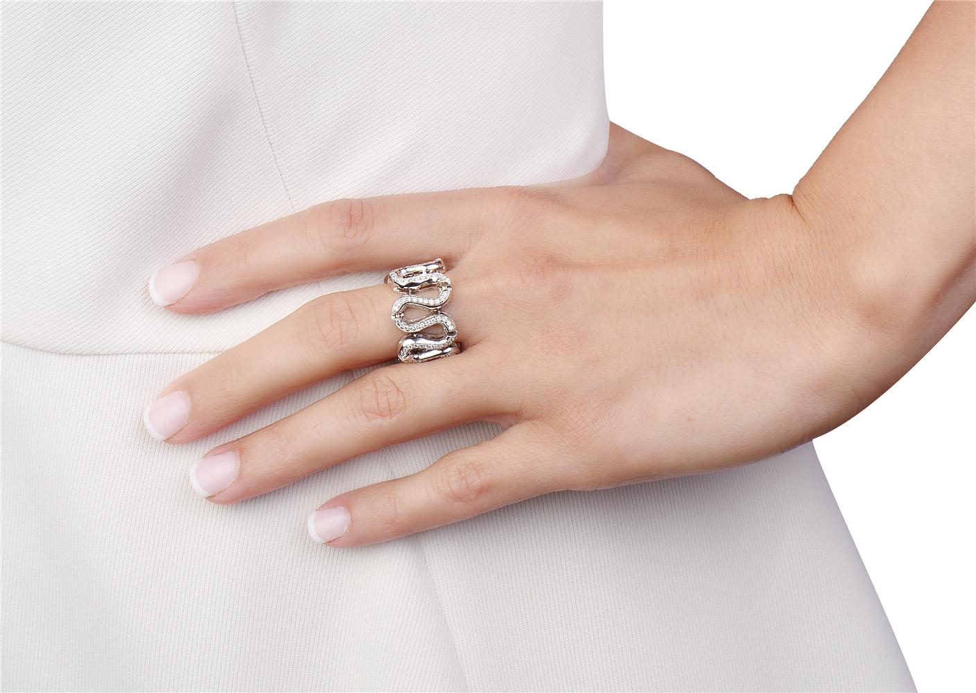 Round Cut 18 Karat White Gold Fashion Snake S-Link Diamond Ring For Sale
