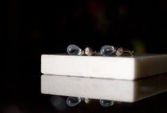 Boucles d'oreilles pendantes cocktail contemporaines Fig en or blanc dix-huit carats avec topazes