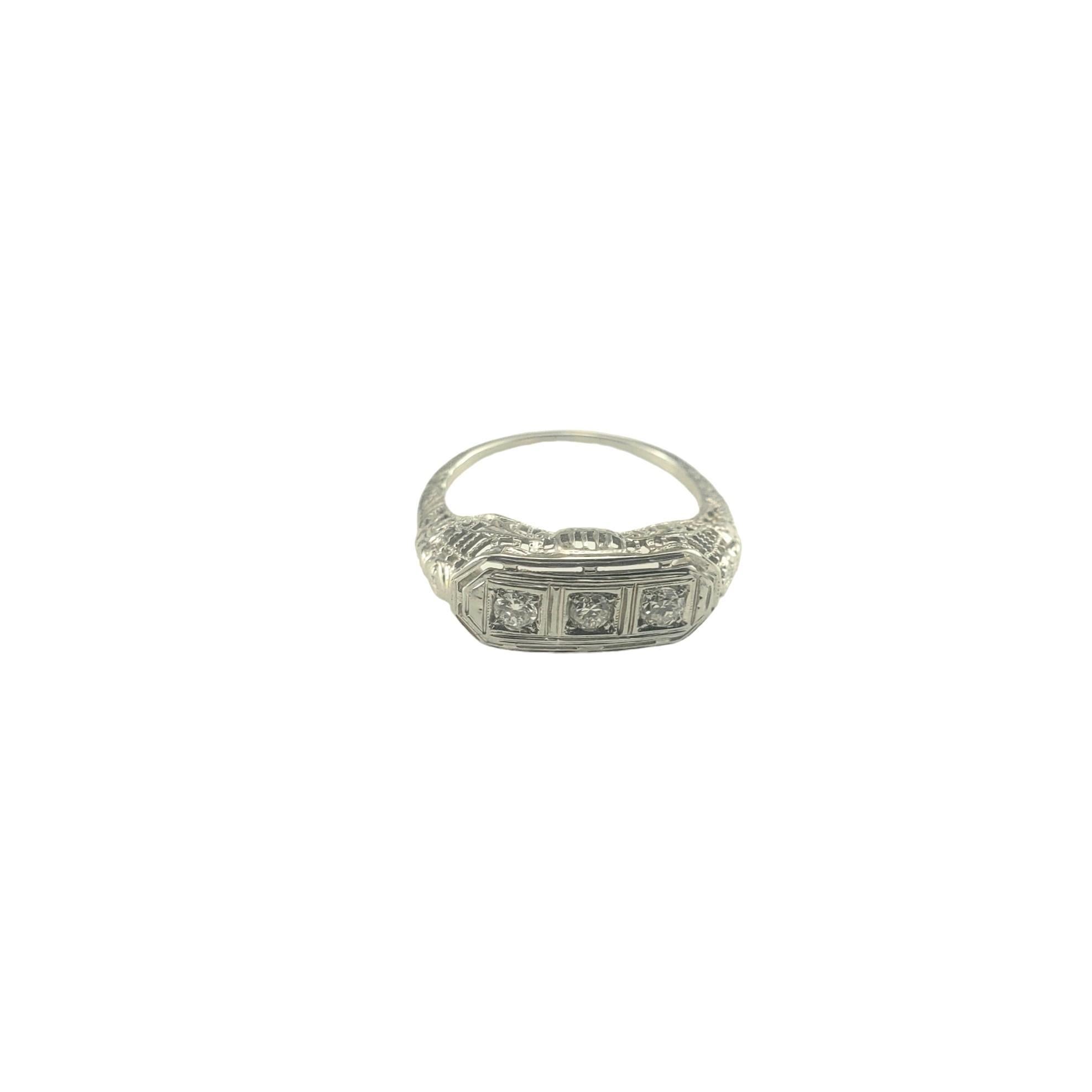 Vintage 18 Karat Weißgold Filigran und Diamant Ring Größe 5,5-5,75-

Dieser atemberaubende Ring ist mit drei runden Diamanten im Brillantschliff besetzt, die in ein filigranes 18-karätiges Weißgoldgeflecht eingefasst sind.

Breite: 7 mm.  Schaft: 1