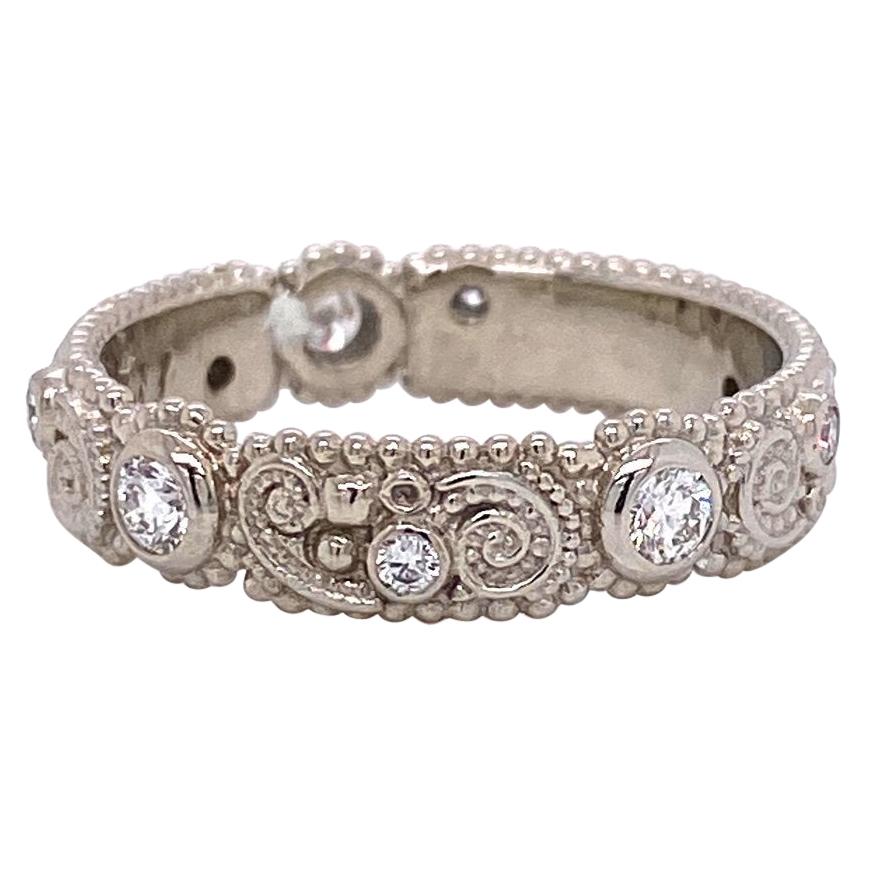Bracelet en or blanc 18 carats à motif filigrane avec diamants blancs en vente