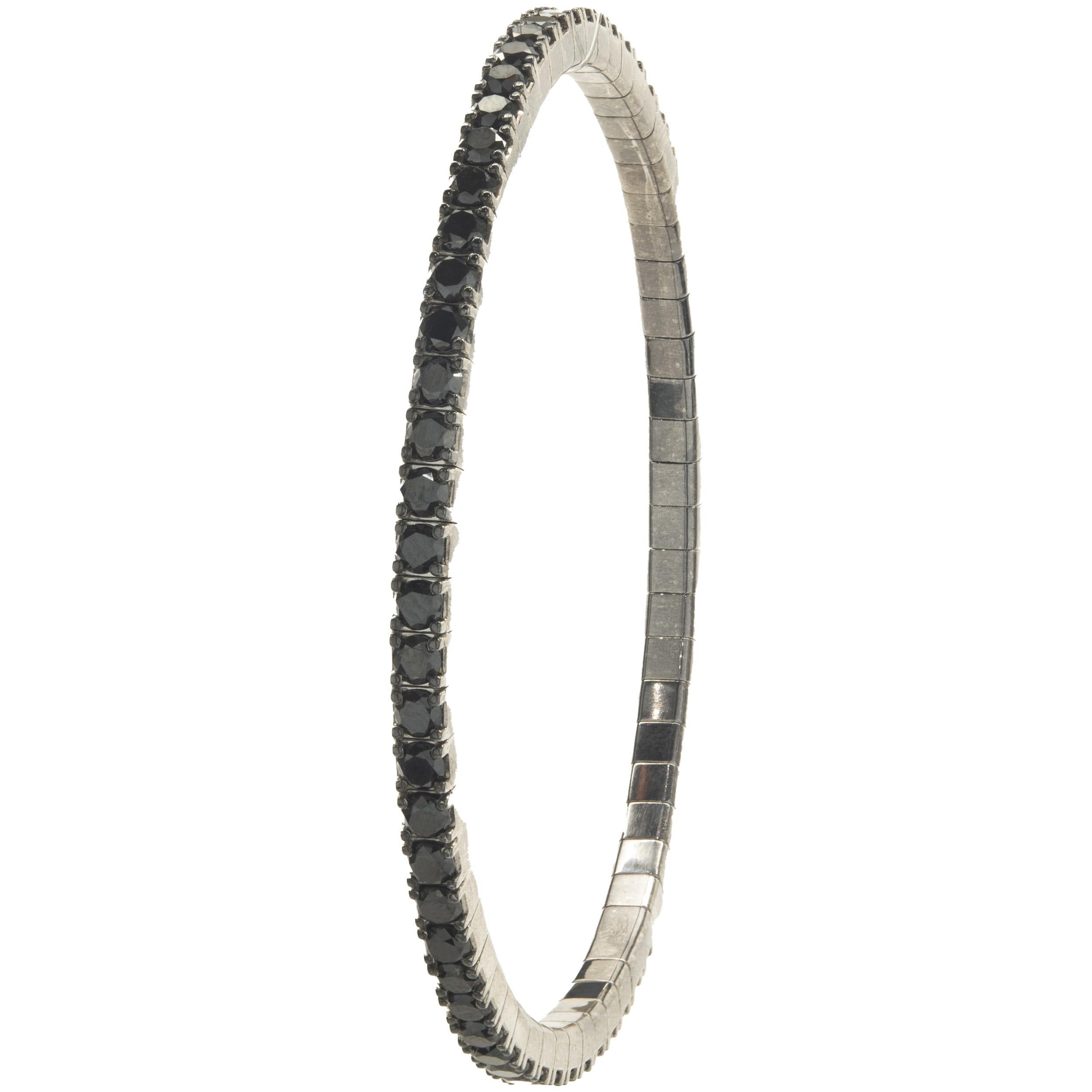 Designer: Sonderanfertigung
MATERIAL: 18K Weißgold
Diamanten: 62 runde Diamanten im Brillantschliff = 6,20cttw
Farbe: Schwarz
Klarheit: SI2
Abmessungen: Das Armband passt an ein Handgelenk von bis zu 7,5 Zoll
Gewicht: 20,20 Gramm