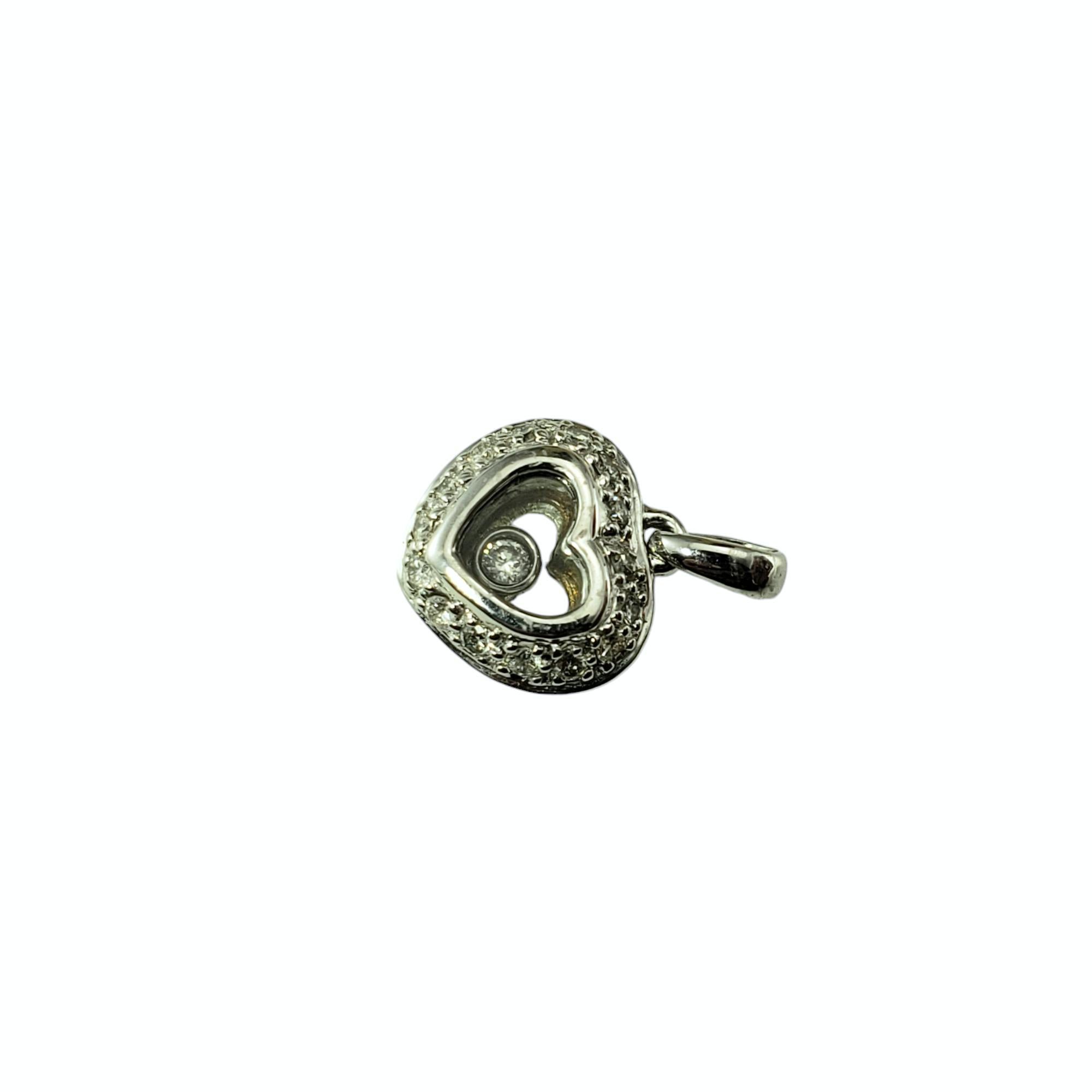 Ciondolo a forma di cuore fluttuante in oro bianco 18 carati.

Questo scintillante pendente a cuore presenta 15 diamanti rotondi taglio brillante incastonati nel classico oro bianco 18 carati. 

Peso totale approssimativo dei diamanti: .14 ct. - .18