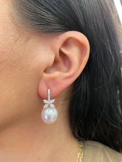 Boucles d'oreilles perles des mers du sud avec fleur de diamant 0.96 carats Or blanc 18 carats 13-14 MM