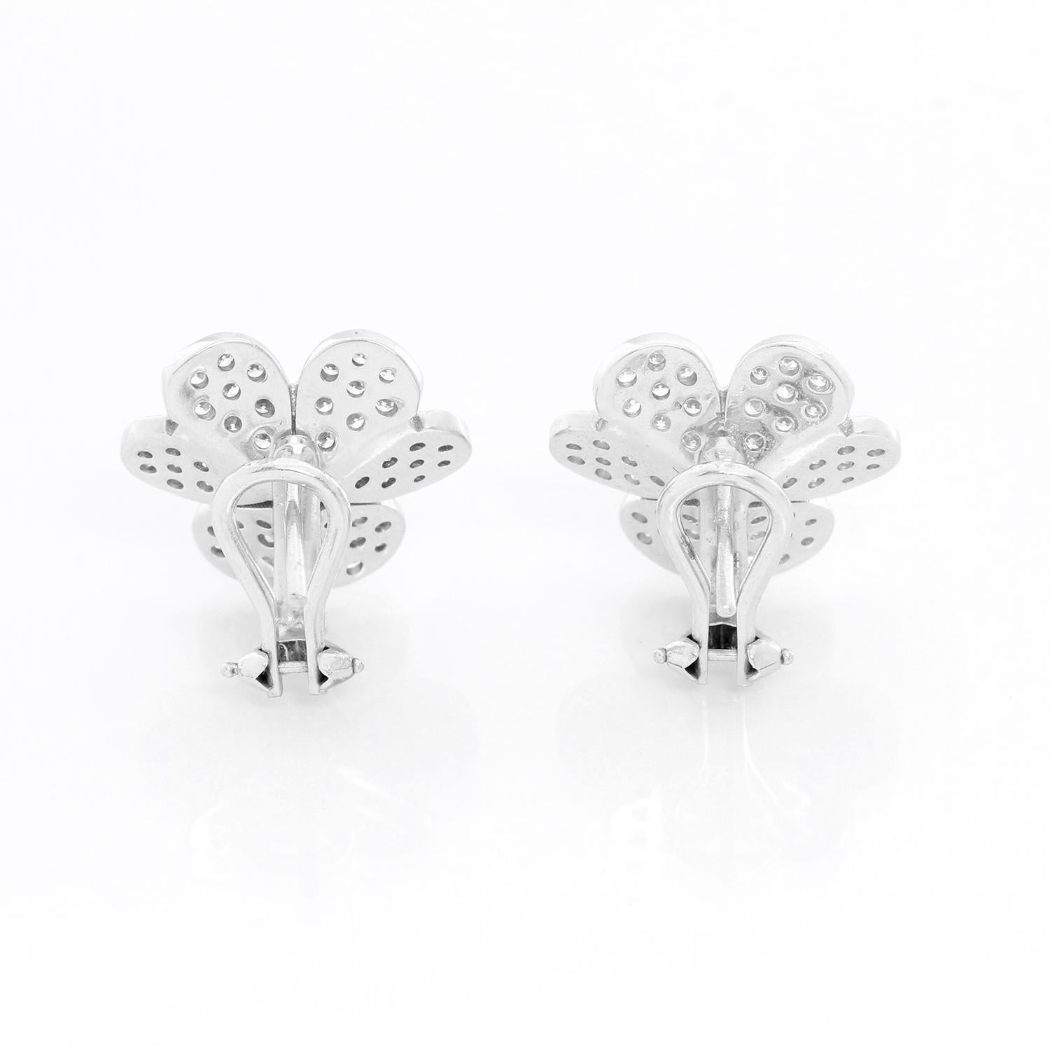 18 Karat White Gold Flower Diamond Earrings In New Condition In Dallas, TX