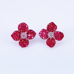 18 Karat Weißgold Unsichtbare Ohrringe mit Blumen-Rubin und Diamant