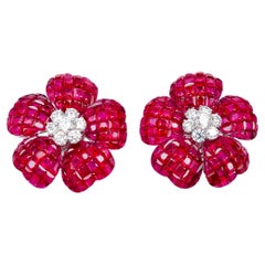 Pendientes Invisibles Flor de Rubí y Diamante en Oro Blanco de 18 Quilates