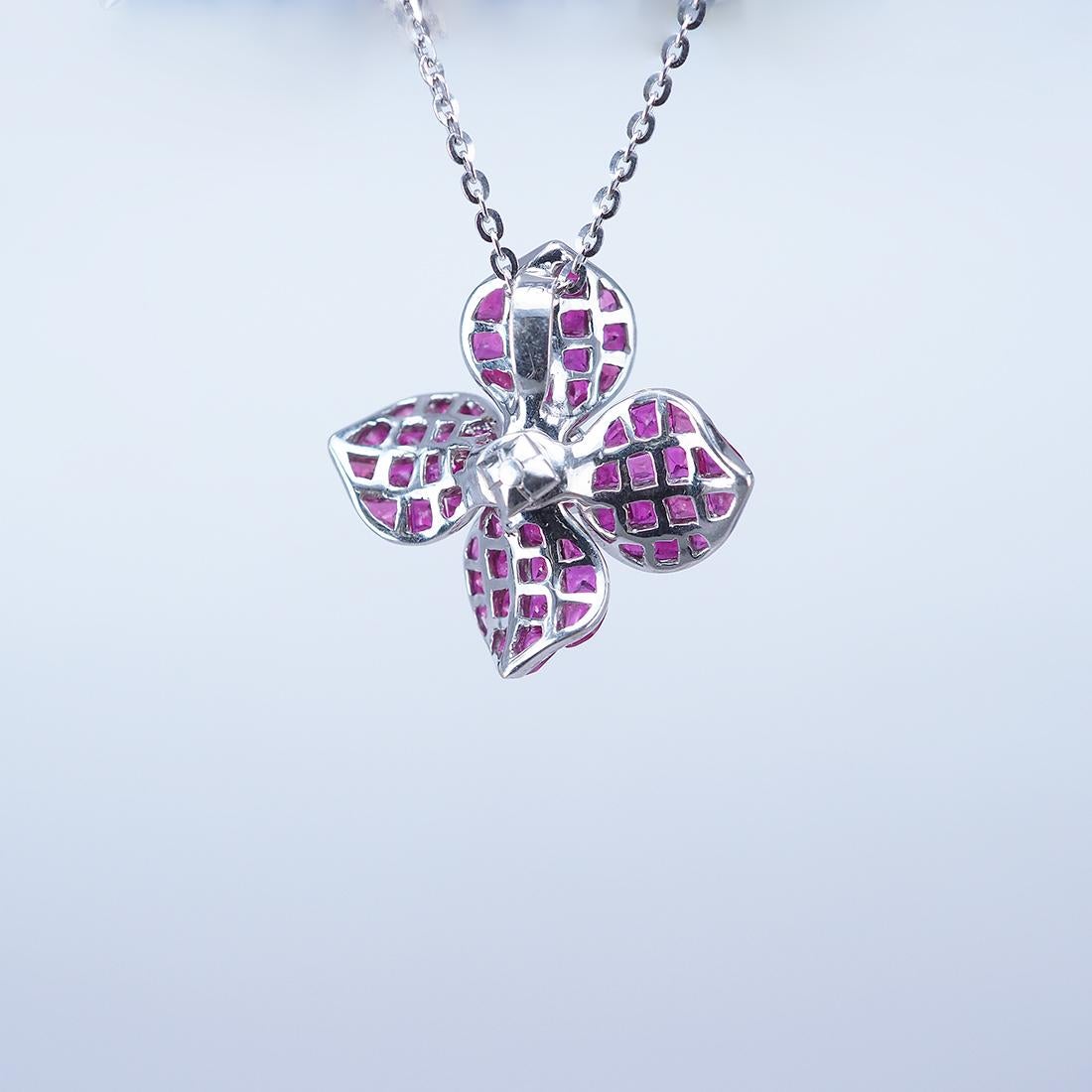 Colgante Invisible Flor de Rubí y Diamante en Oro Blanco de 18 Quilates Corte cuadrado en venta