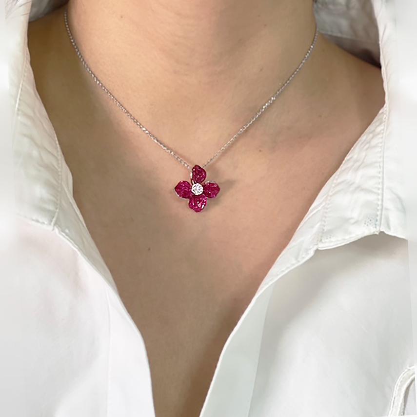 Colgante Invisible Flor de Rubí y Diamante en Oro Blanco de 18 Quilates en venta 2
