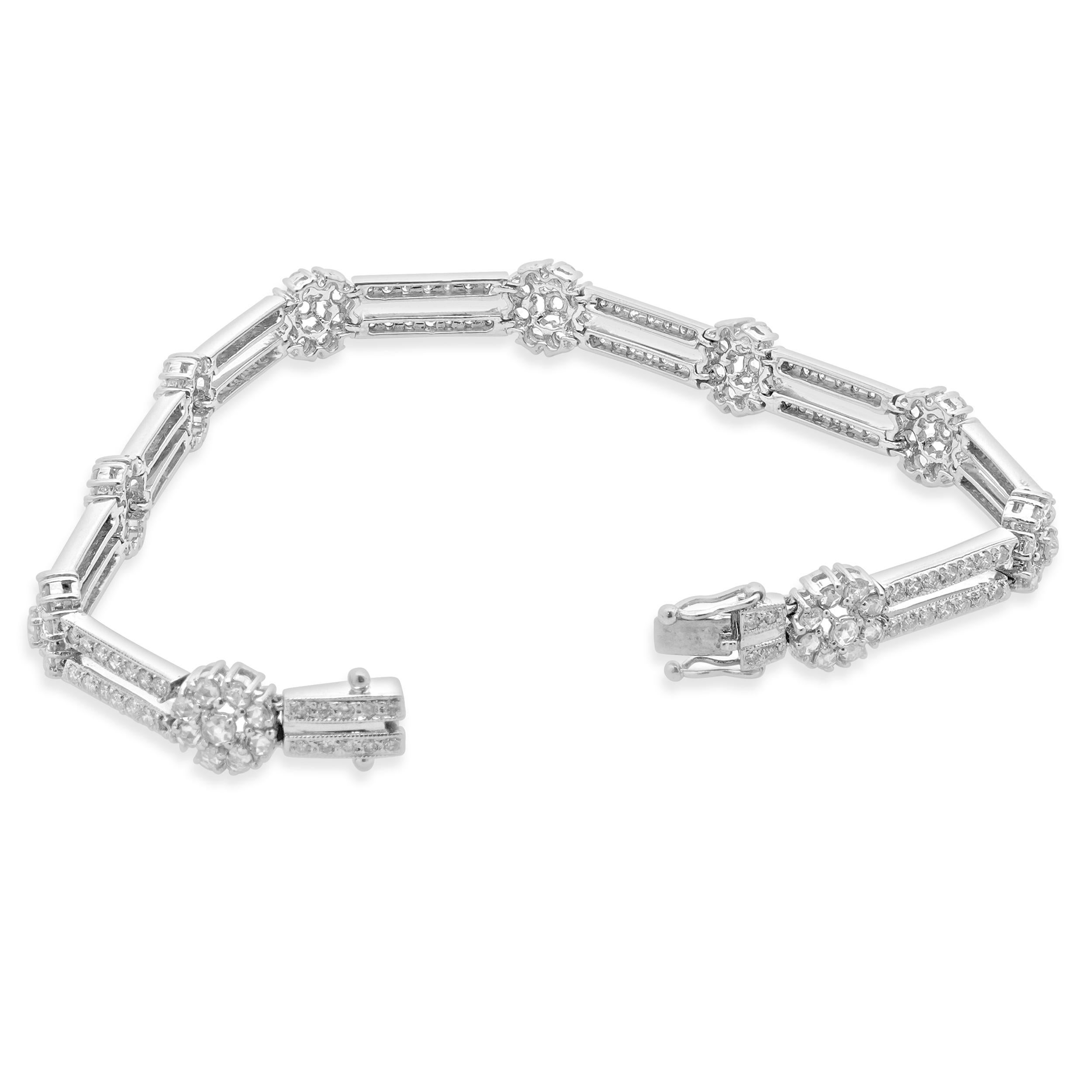 Designer: personalizzato
Materiale: oro bianco 18 carati
Diamante: 230 tagli rotondi a brillante = 4,00cttw
Colore: H
Chiarezza: SI2
Dimensioni: il braccialetto si adatta a un polso di 7 pollici
Peso: 13,16 grammi

