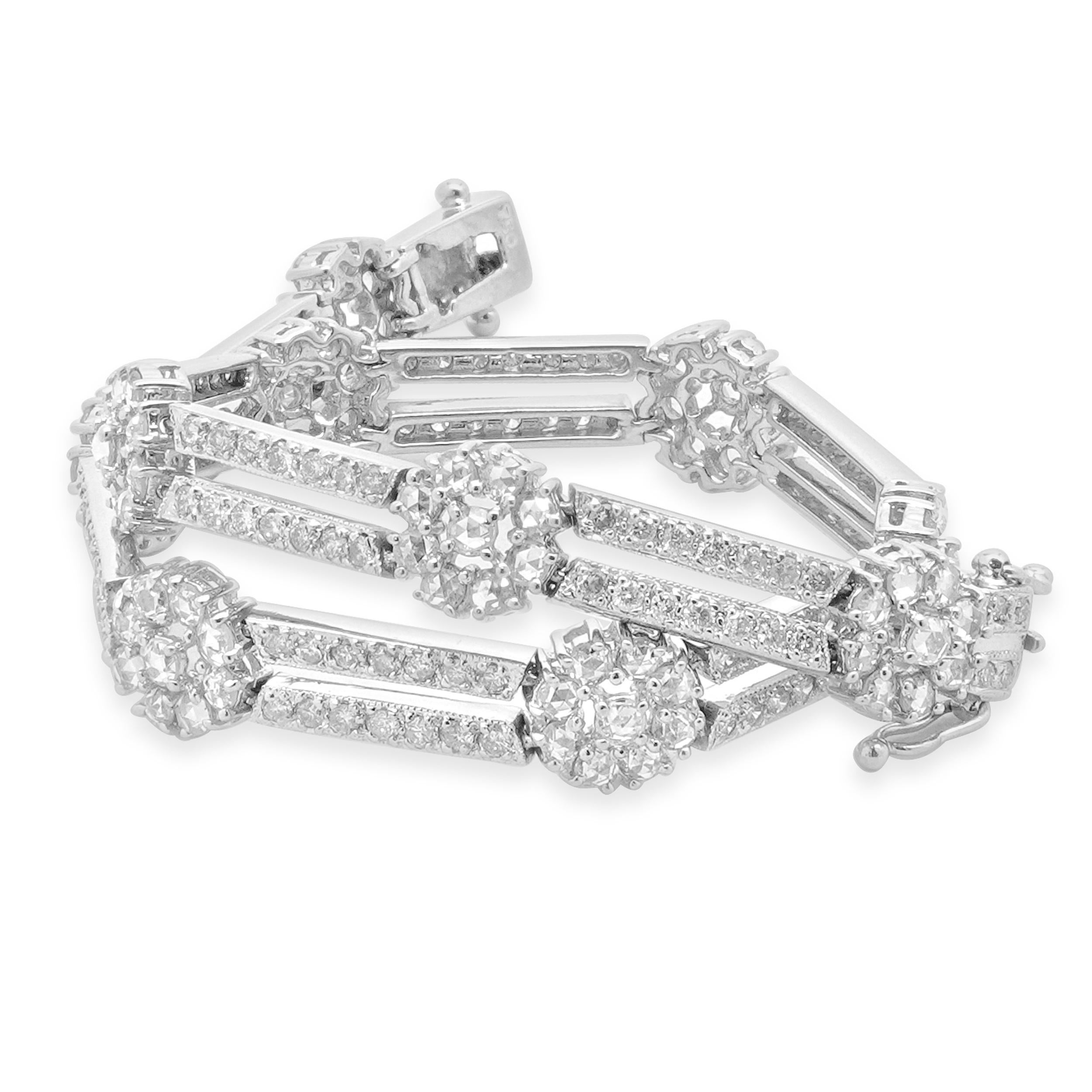 Taglio rotondo Bracciale con diamanti a stazione floreale in oro bianco 18 carati in vendita