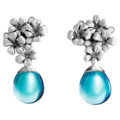 Boucles d'oreilles modernes en or blanc 18 carats avec fleurs, diamants et topazes