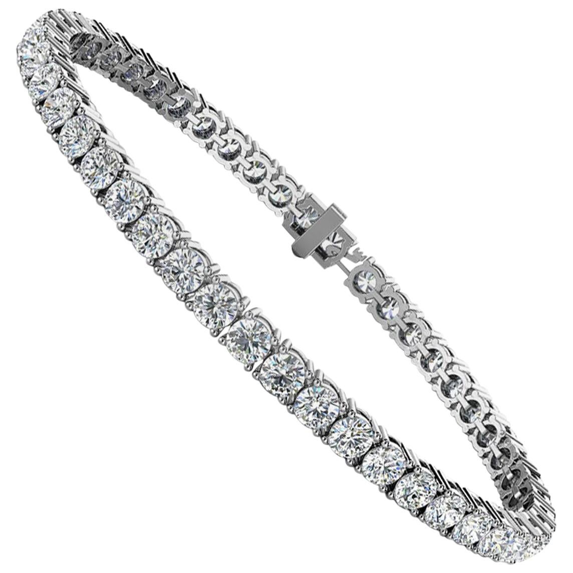 Bracelet tennis à quatre griffes en or blanc 18 carats et diamants de 7 carats en vente