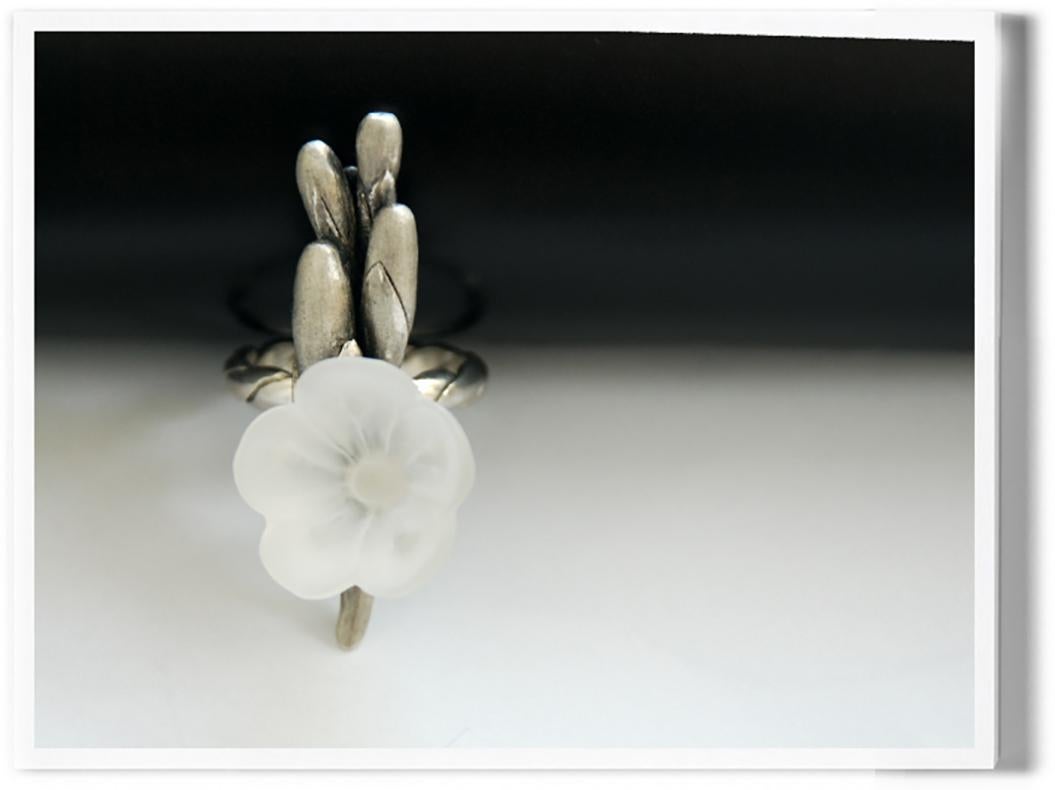 18 Karat White Gold Freesia Contemporary Cocktail/Bridal Ring with Quartz Flower In New Condition For Sale In Berlin, DE