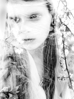 18 Karat White Gold Contemporary Freesia Pendant Necklace with Quartz Flower