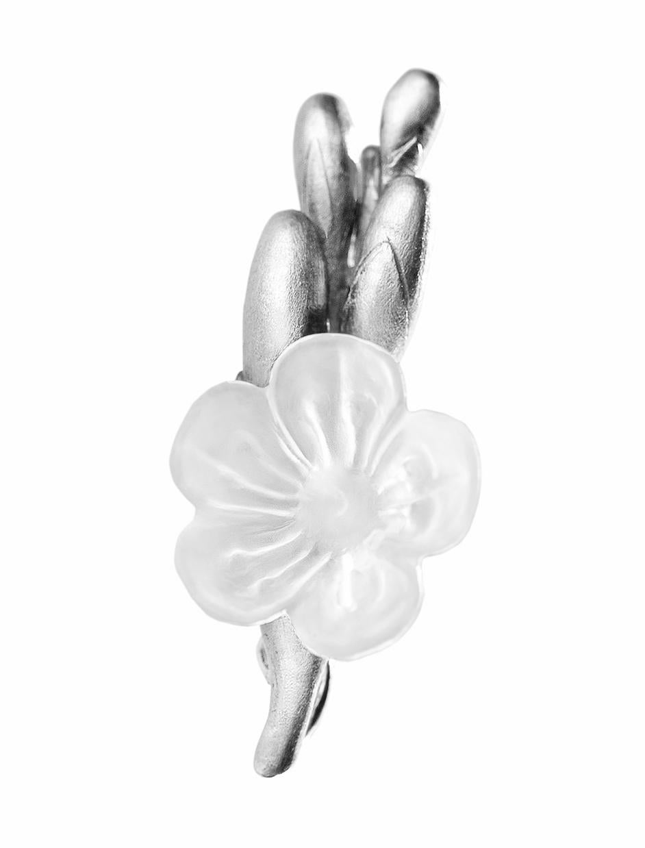 18 Karat White Gold Botanical Freesia Pendant Necklace with Quartz Flower In New Condition For Sale In Berlin, DE