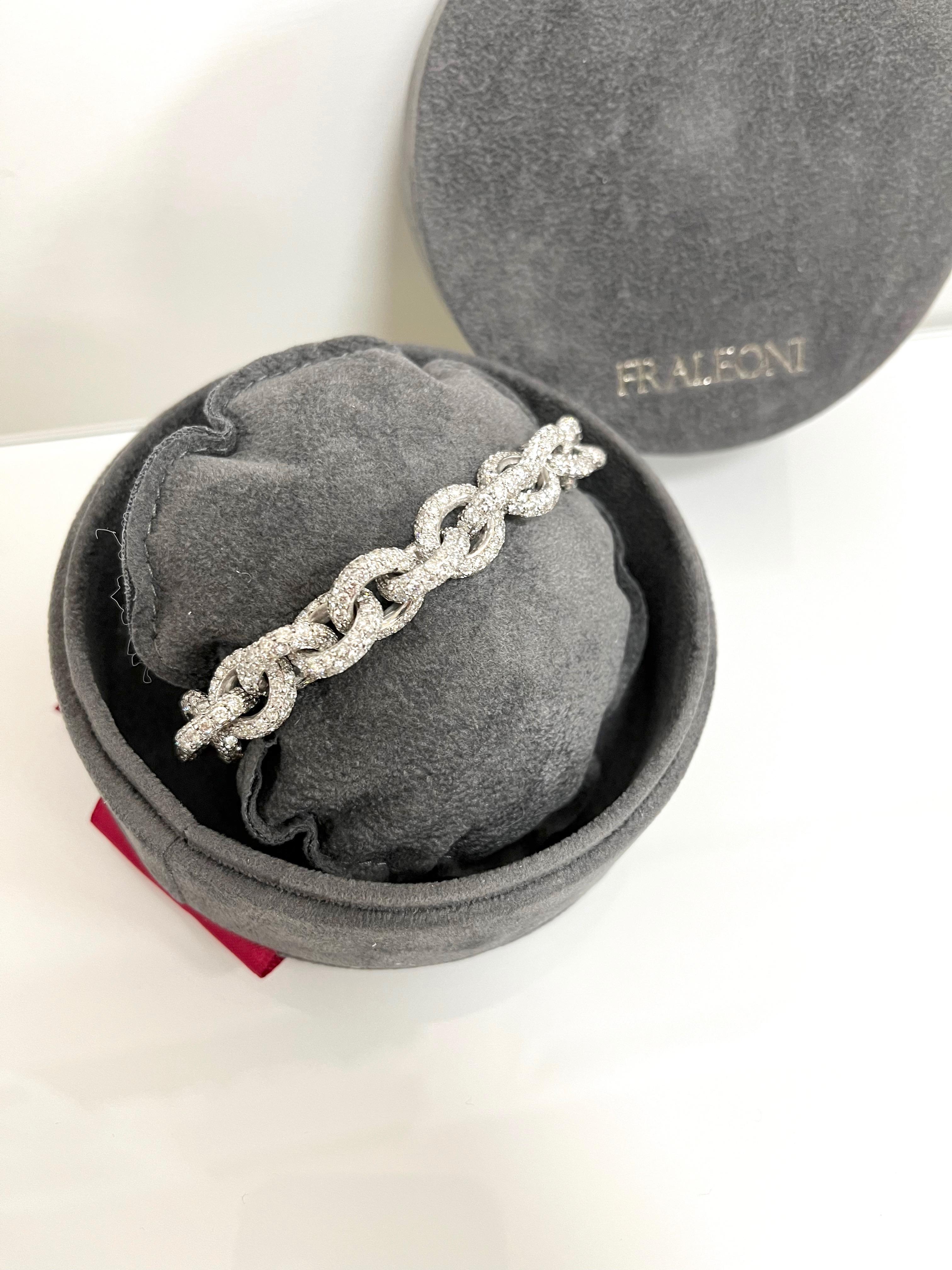 Taille ronde Bracelet à chaîne en or blanc 18 carats avec pavé de diamants en vente