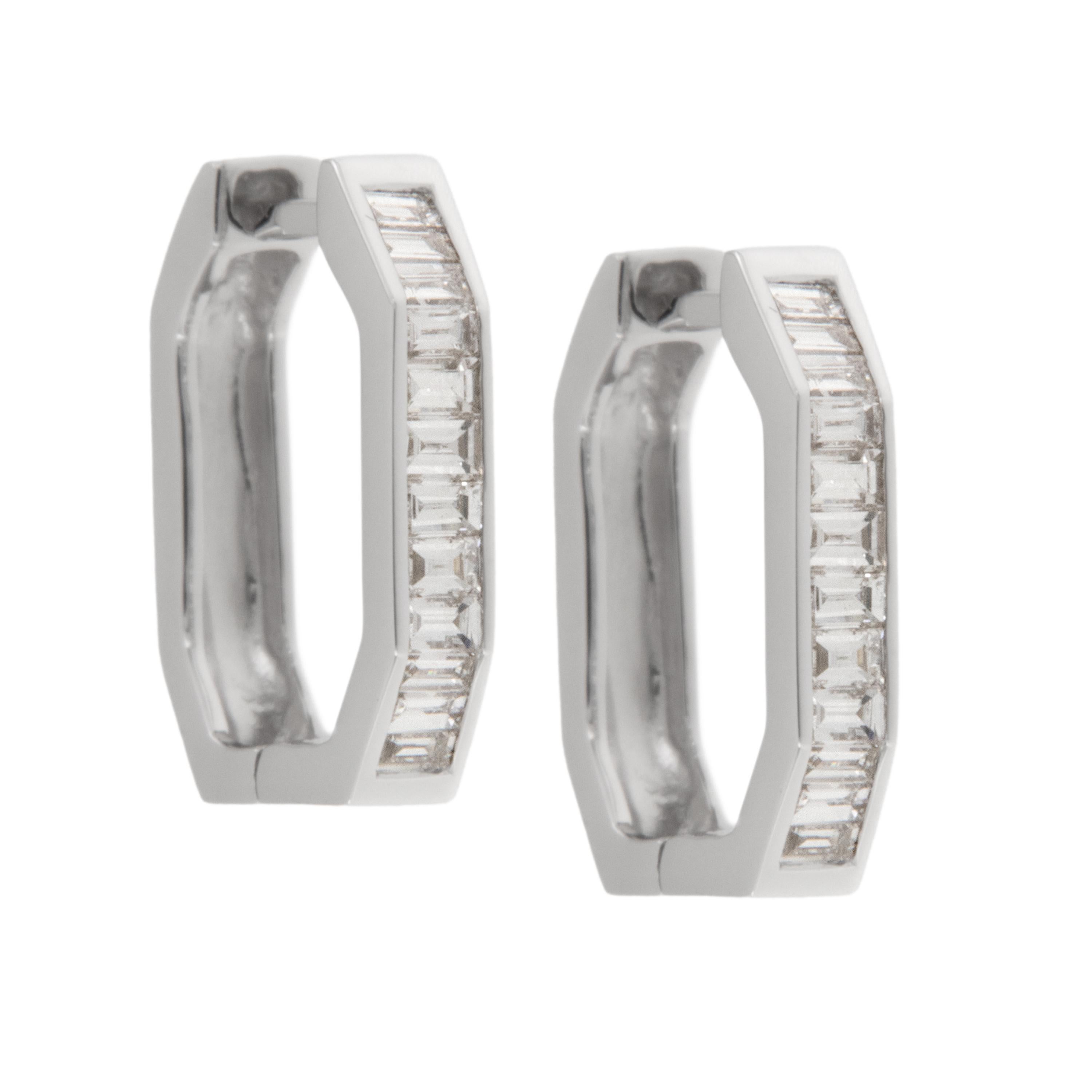 Fermati, in nome dell'amore! Questi eleganti orecchini con diamanti taglio baguette incastonati a canale da 0,26 Cttw (VS, G-H) puntano tutto sulla forma e sulle linee rette. La forma ottagonale allungata rende questi orecchini a cerchio super belli