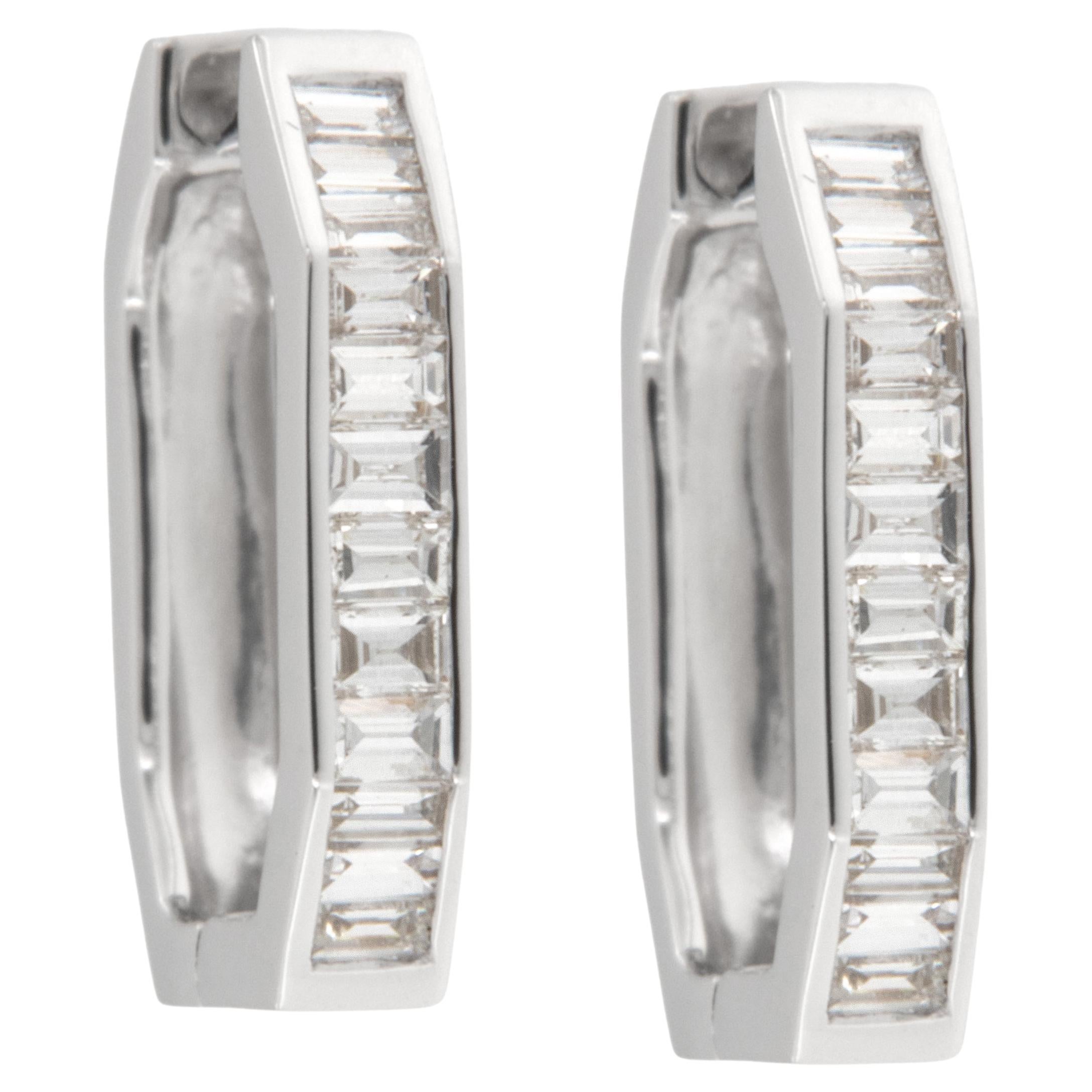 Orecchini a cerchio geometrici in oro bianco 18 carati con diamanti baguette da 0,26 ct. in vendita