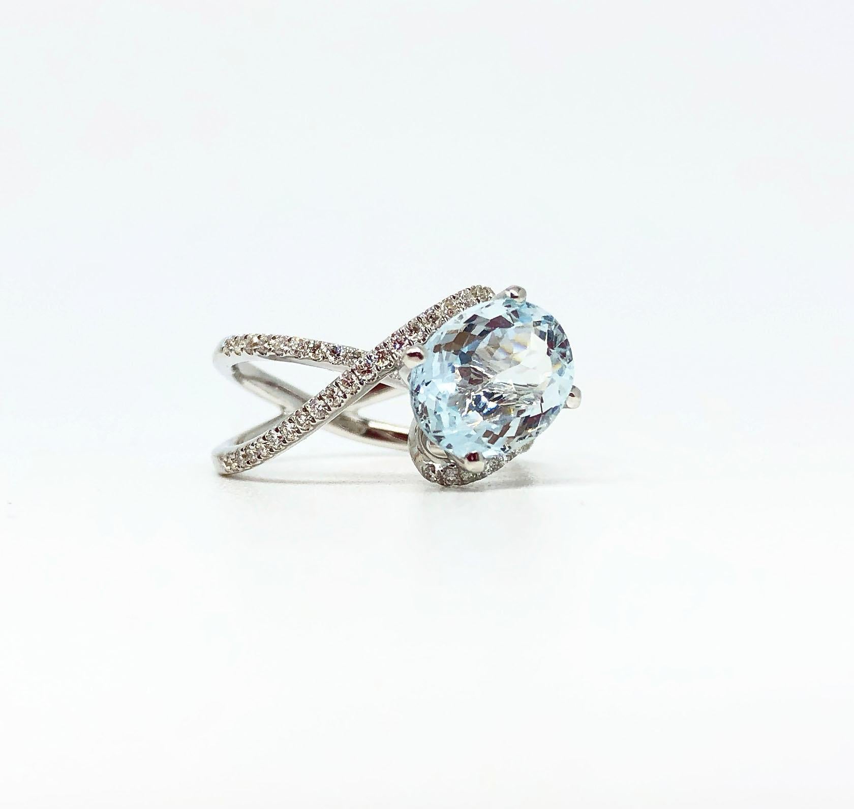 18 Karat White Gold Gilin Aquamarine and Diamond Engagement Ring In New Condition In Central, HK