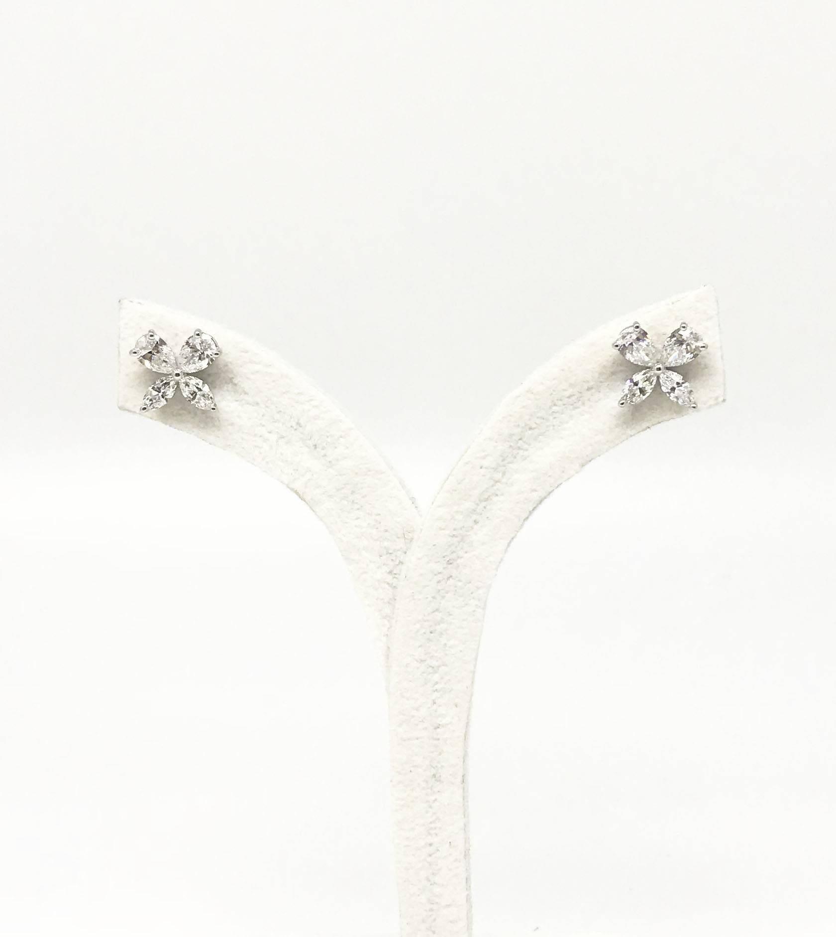 18 Karat White Gold  Gilin Butterfly Diamond Stud Earrings In New Condition In Central, HK