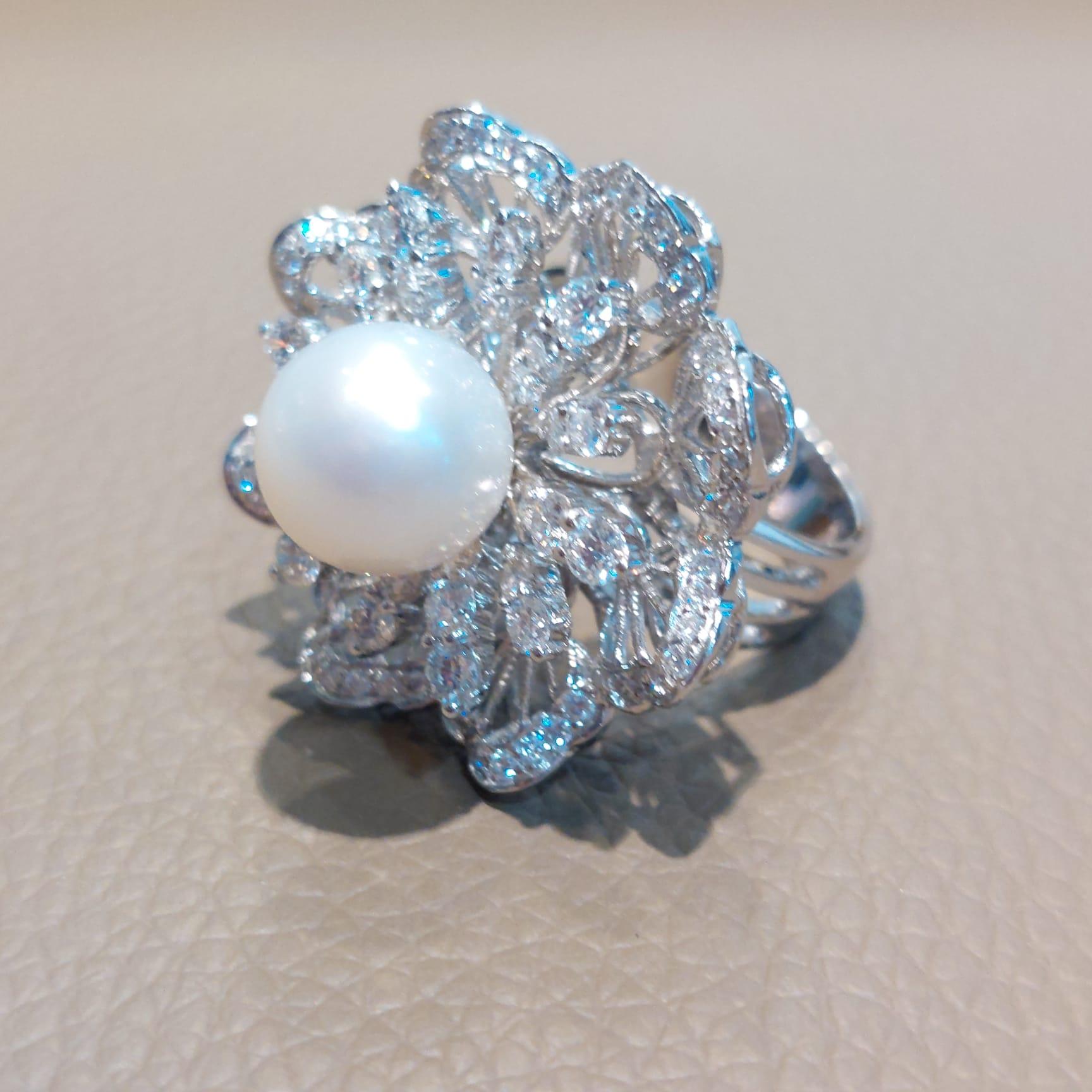 18 Karat White Gold Gilin Southsea Pearl and Diamond Cocktail Ring For Sale 5