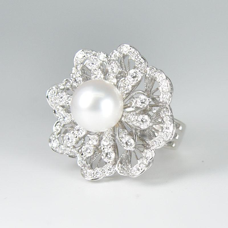 This 18K White Gold lovely flowery shape ring has 2 layers. The 360 degrees rotatable top layer brings an ordinary jewellery piece to a fun and lovable piece. The centre SouthSea Pearl is 10mm and weight of diamonds is 1.84 carat. Ring size US6.75.
