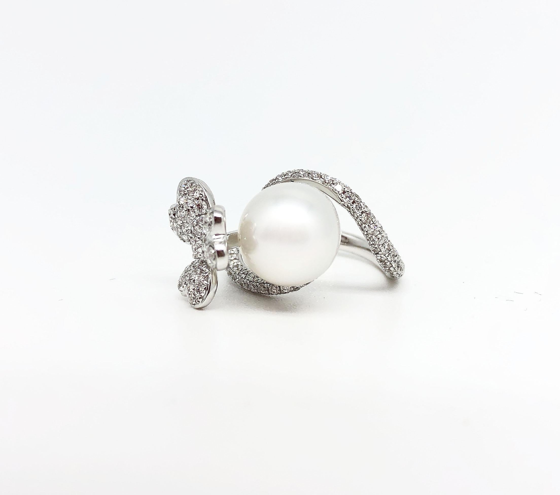 Cette ravissante bague met en vedette une magnifique perle blanche de Southsea de 11 mm au bel éclat et à la forme presque ronde, accompagnée de diamants de 1,11 carat. Le motif fleuri est le cadeau idéal à offrir tout au long de l'année et est