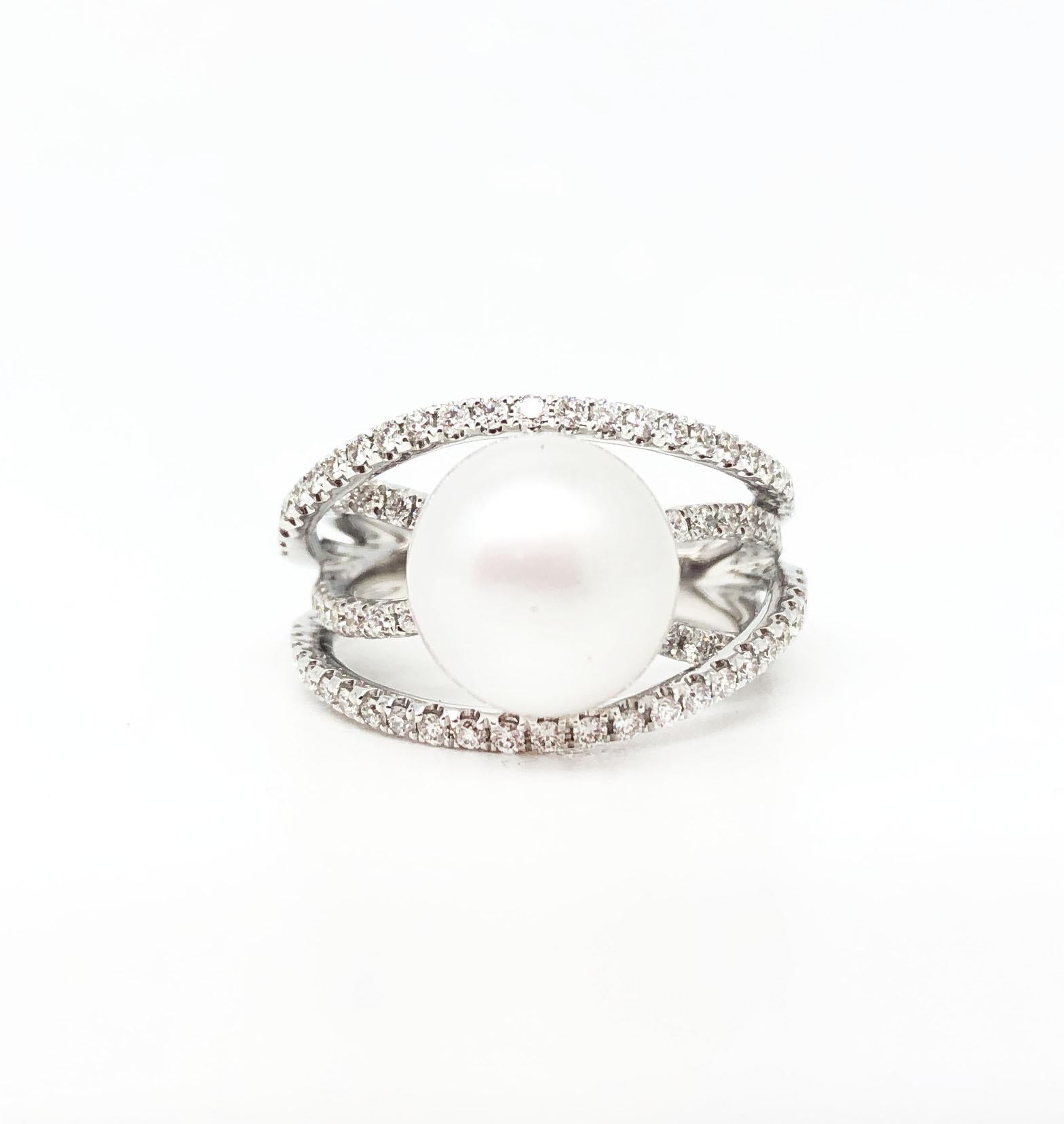 This lovely ring features a beautiful 10mm White Southsea Pearl in good luster and the nearly round shape, accompanied by 0.77 Carat diamonds. The design is suitable for your everyday wear. 

The ring is made in 18K White Gold and ring size is US