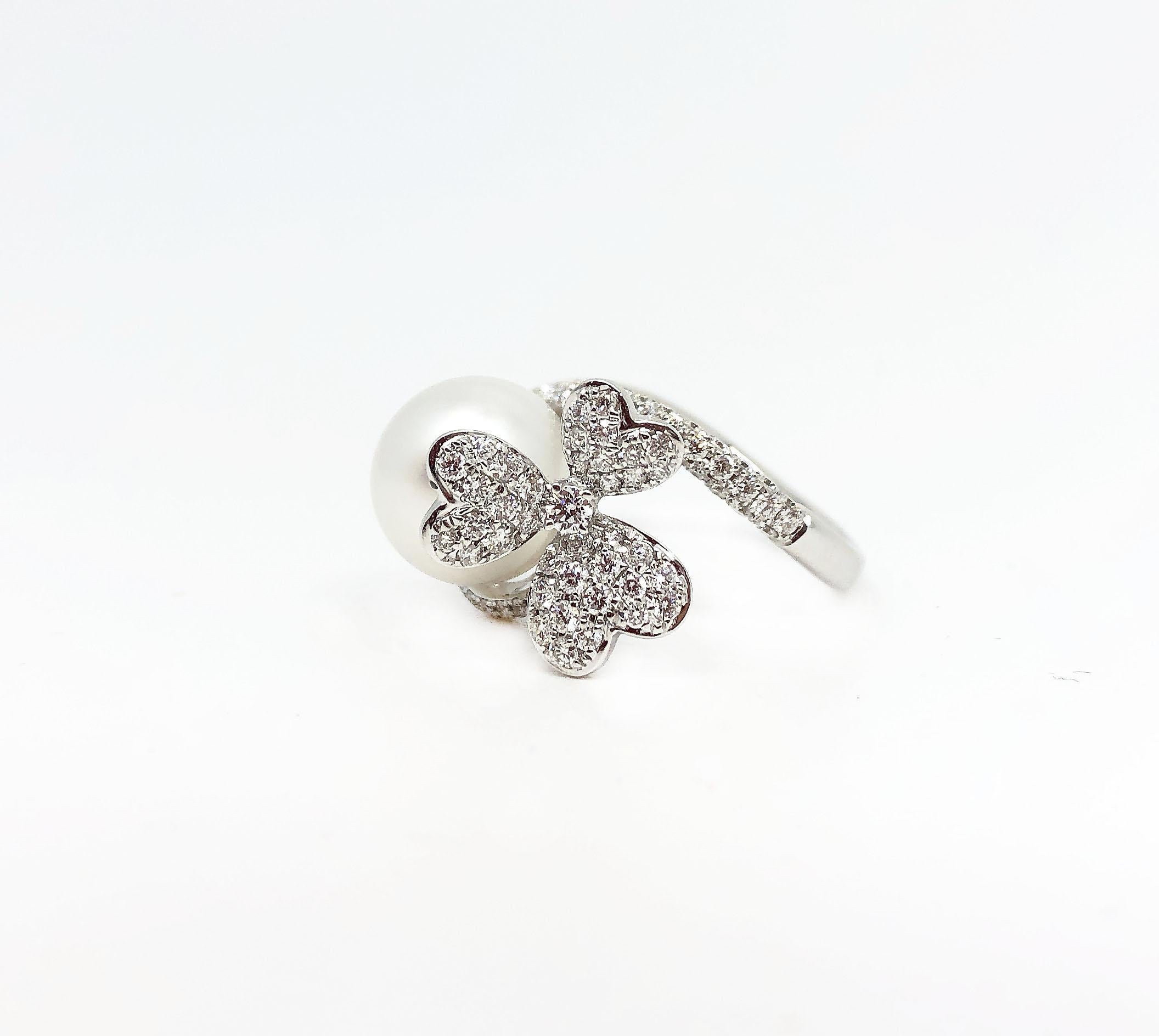 Bague en or blanc 18 carats avec perle blanche des mers du Sud et diamants dorés Neuf - En vente à Central, HK