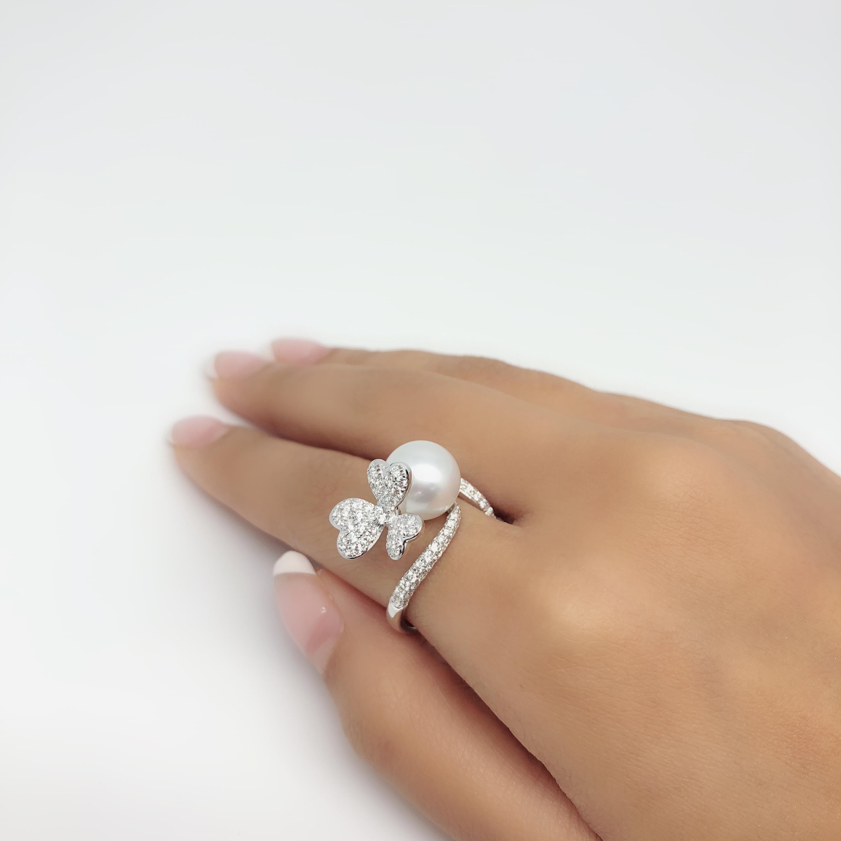 Bague en or blanc 18 carats avec perle blanche des mers du Sud et diamants dorés en vente 2