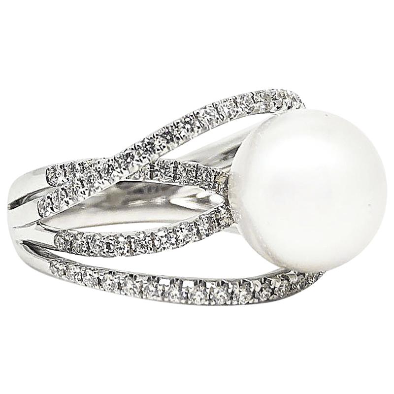 Bague en or blanc 18 carats avec perle blanche des mers du Sud et diamants dorés