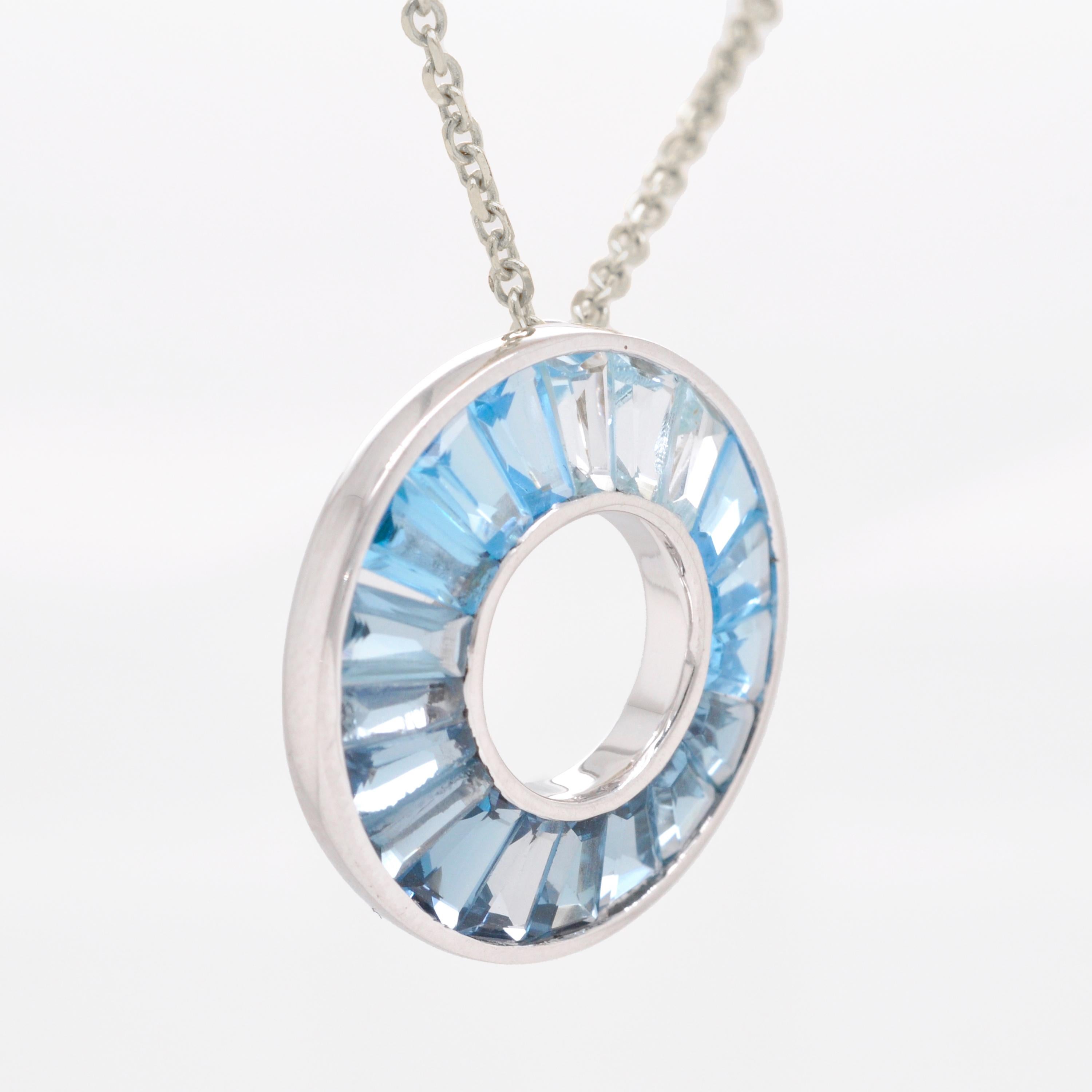 Contemporary 18 Karat White Gold Gradient Blue Topaz Circle Pendant Necklace For Sale