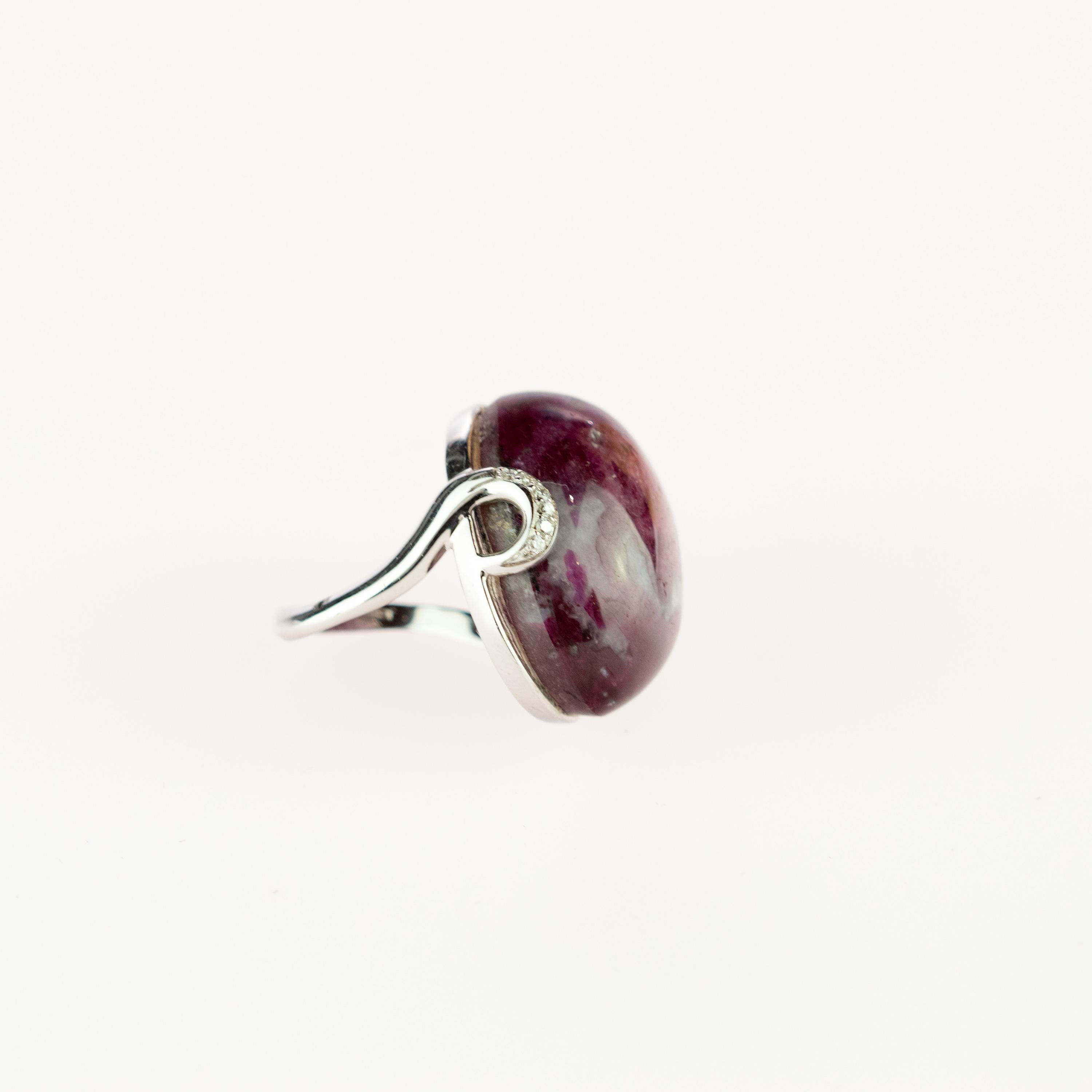 Art déco Bague sculptée à crochet en or blanc 18 carats avec rubis naturel de qualité supérieure et cabochon de diamant en vente