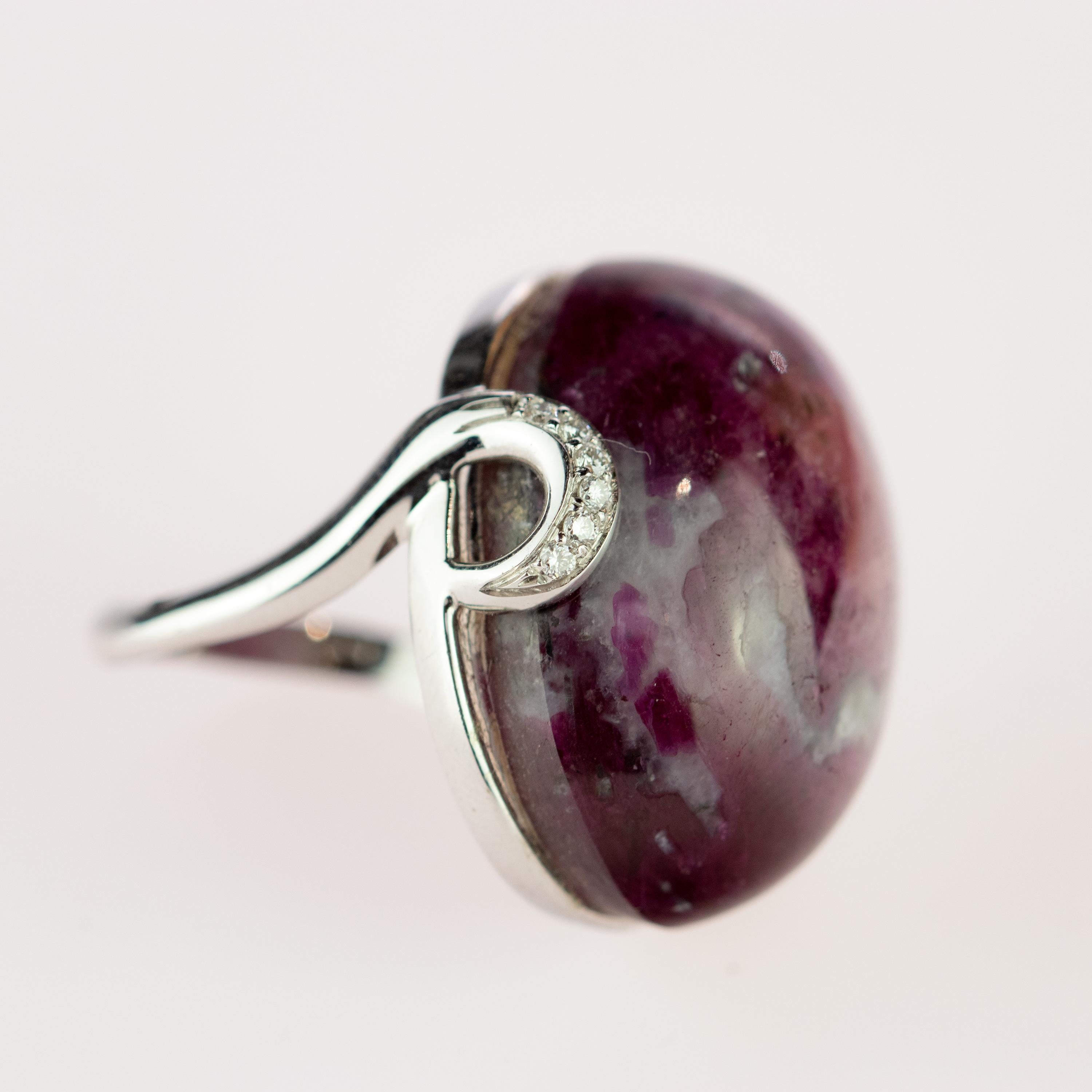 Taille cabochon « sugarloaf » Bague sculptée à crochet en or blanc 18 carats avec rubis naturel de qualité supérieure et cabochon de diamant en vente