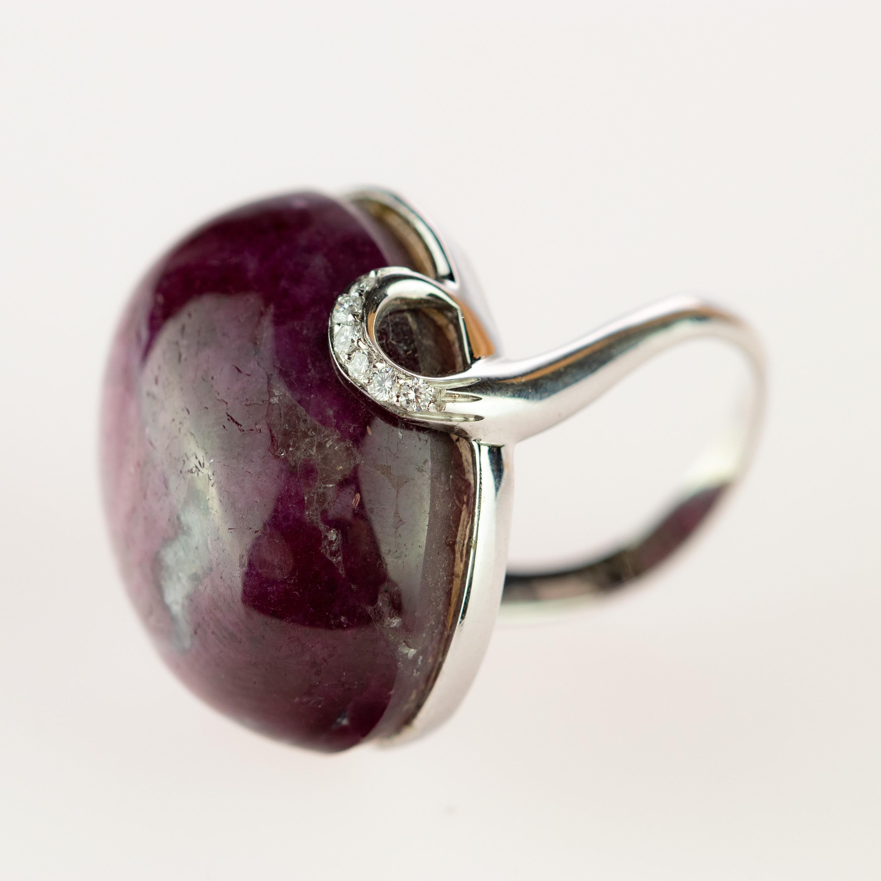 Bague sculptée à crochet en or blanc 18 carats avec rubis naturel de qualité supérieure et cabochon de diamant Neuf - En vente à Milano, IT