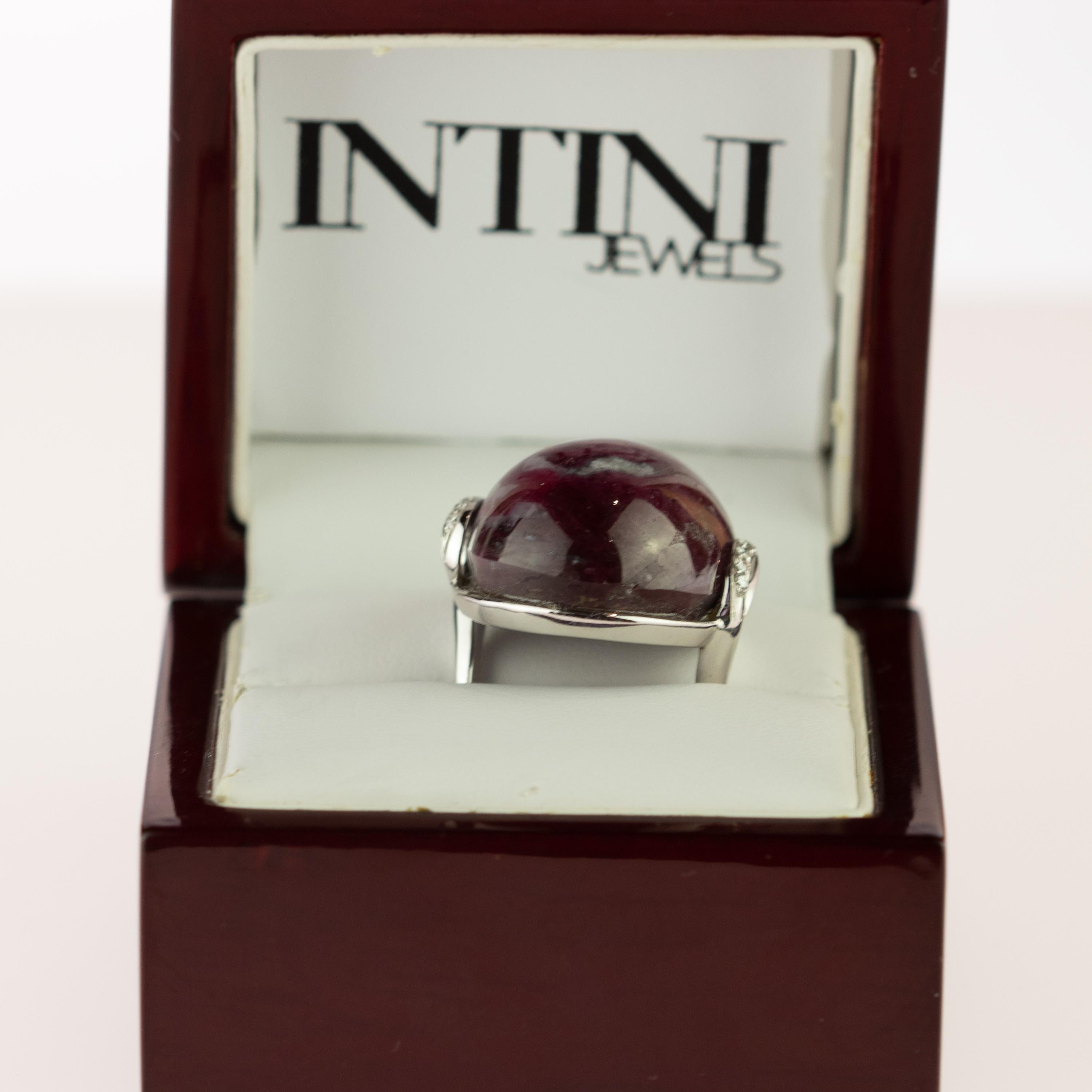 Bague sculptée à crochet en or blanc 18 carats avec rubis naturel de qualité supérieure et cabochon de diamant Unisexe en vente