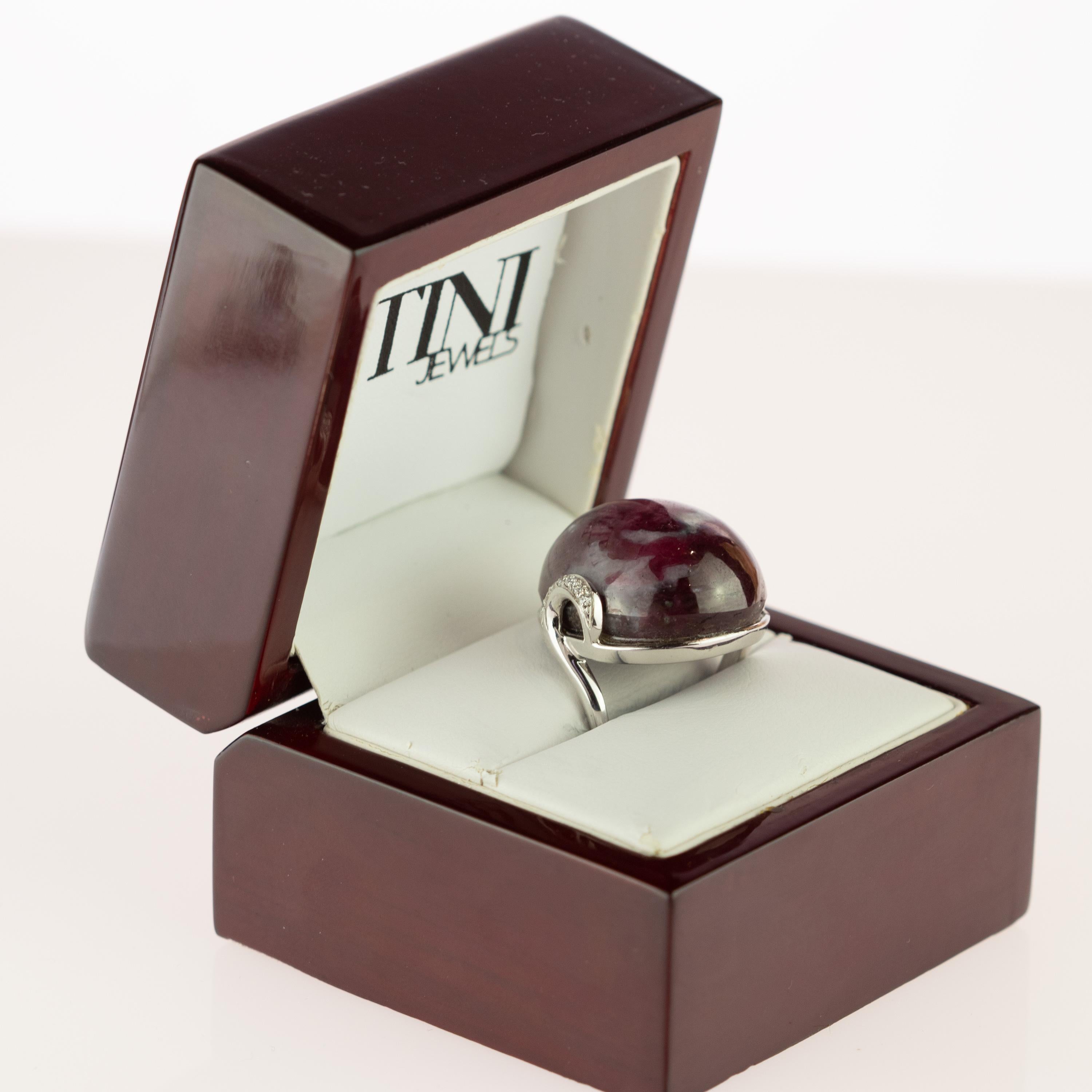 Bague sculptée à crochet en or blanc 18 carats avec rubis naturel de qualité supérieure et cabochon de diamant en vente 1