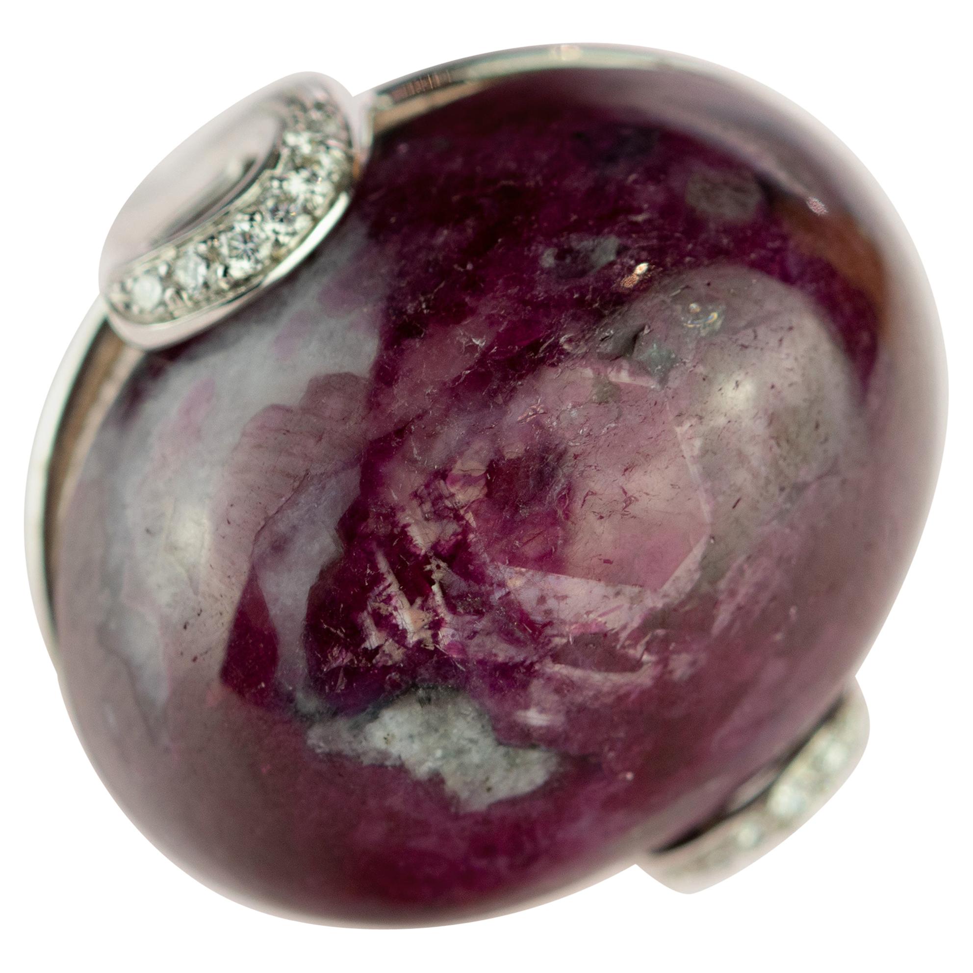 Anello in oro bianco 18 carati con rubino naturale cabochon e diamante intagliato a forma di uncino