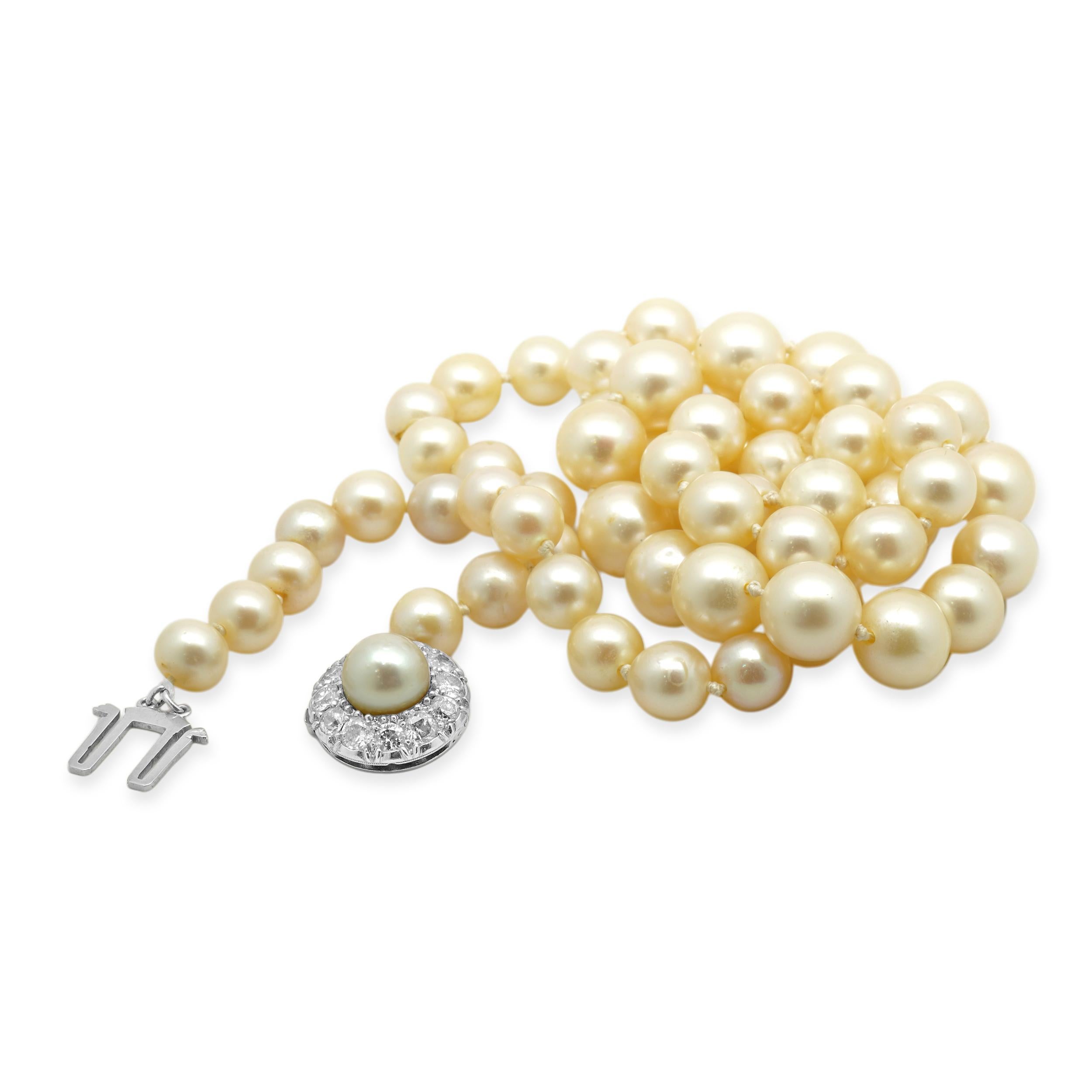 Collar de Perlas Graduadas de Oro Blanco de 18 Kilates con Cierre de Perlas y Diamantes Corte redondo en venta