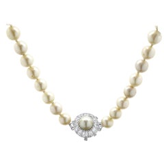 18 Karat White Gold Graduated Pearl Necklace with Pearl and Diamond Clasp